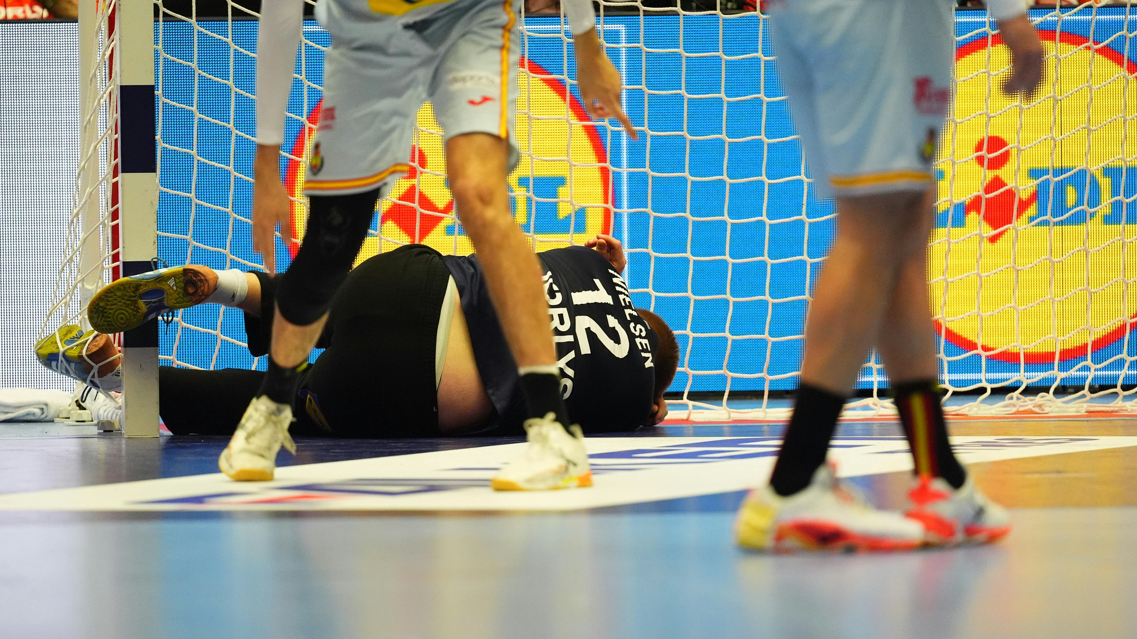 Til trods for skuddet lige i hovedet kom Emil Nielsen forholdsvis hurtigt på benene igen.