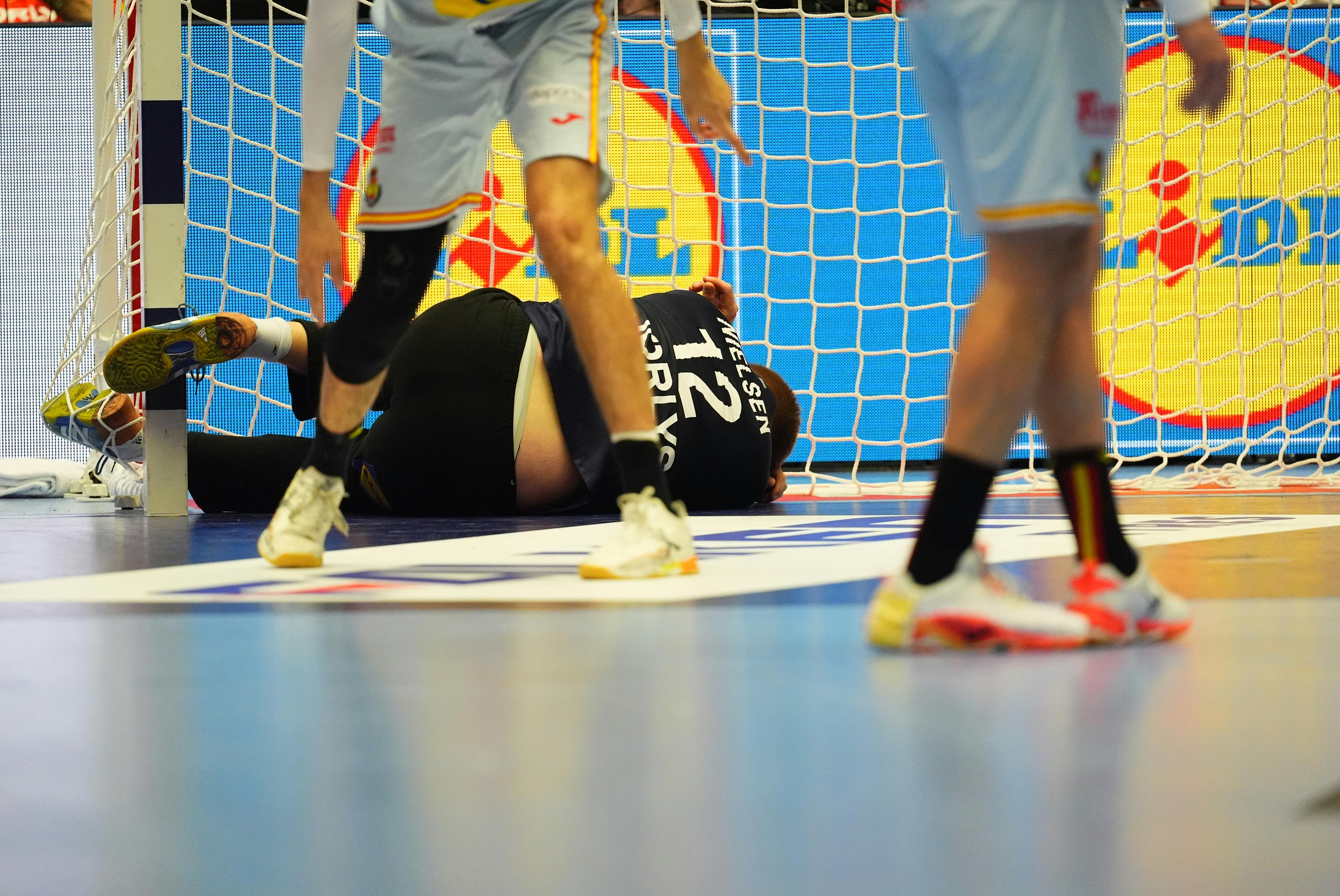 Til trods for skuddet lige i hovedet kom Emil Nielsen forholdsvis hurtigt på benene igen.