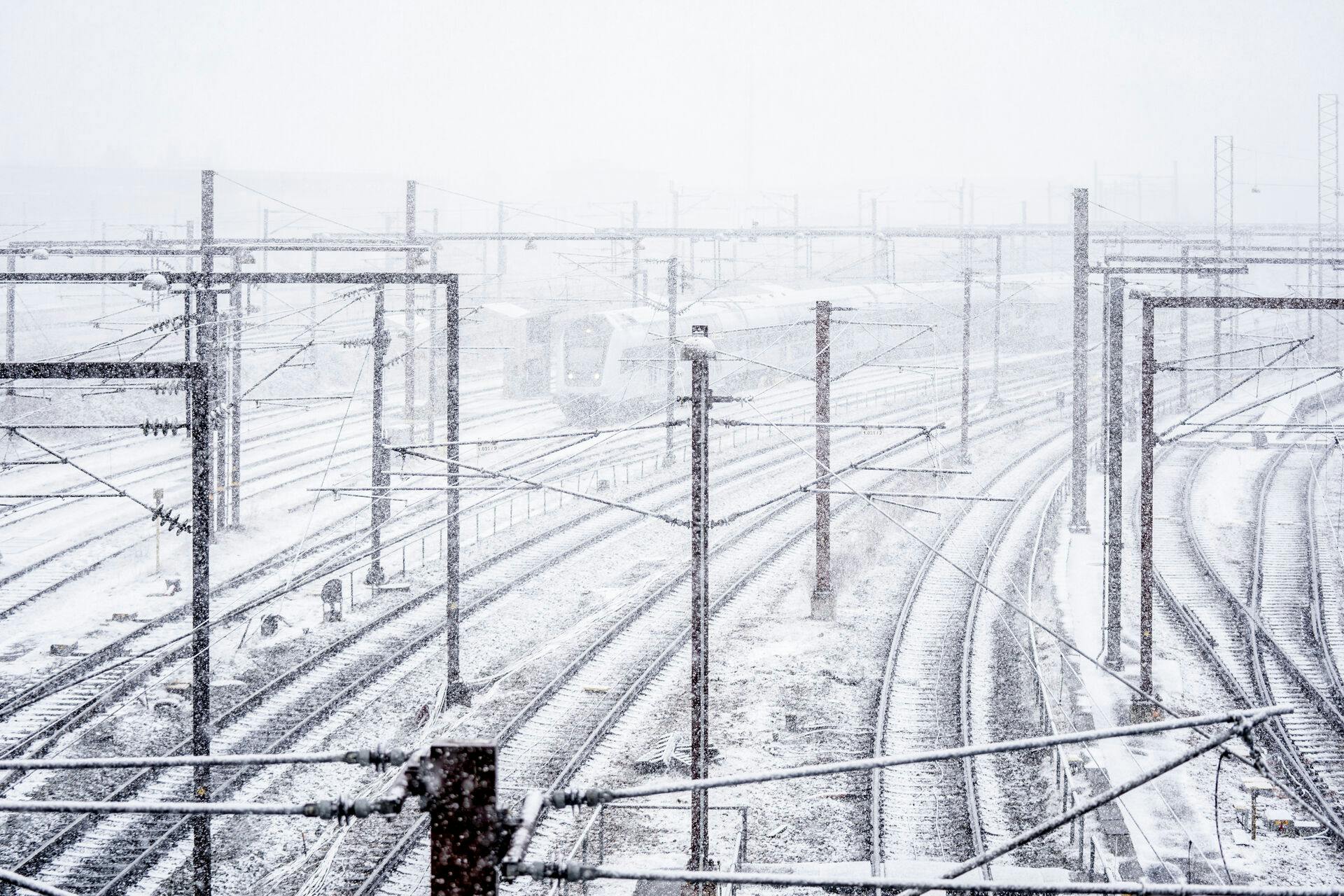 Der kører færre tog i løbet af mandagen.