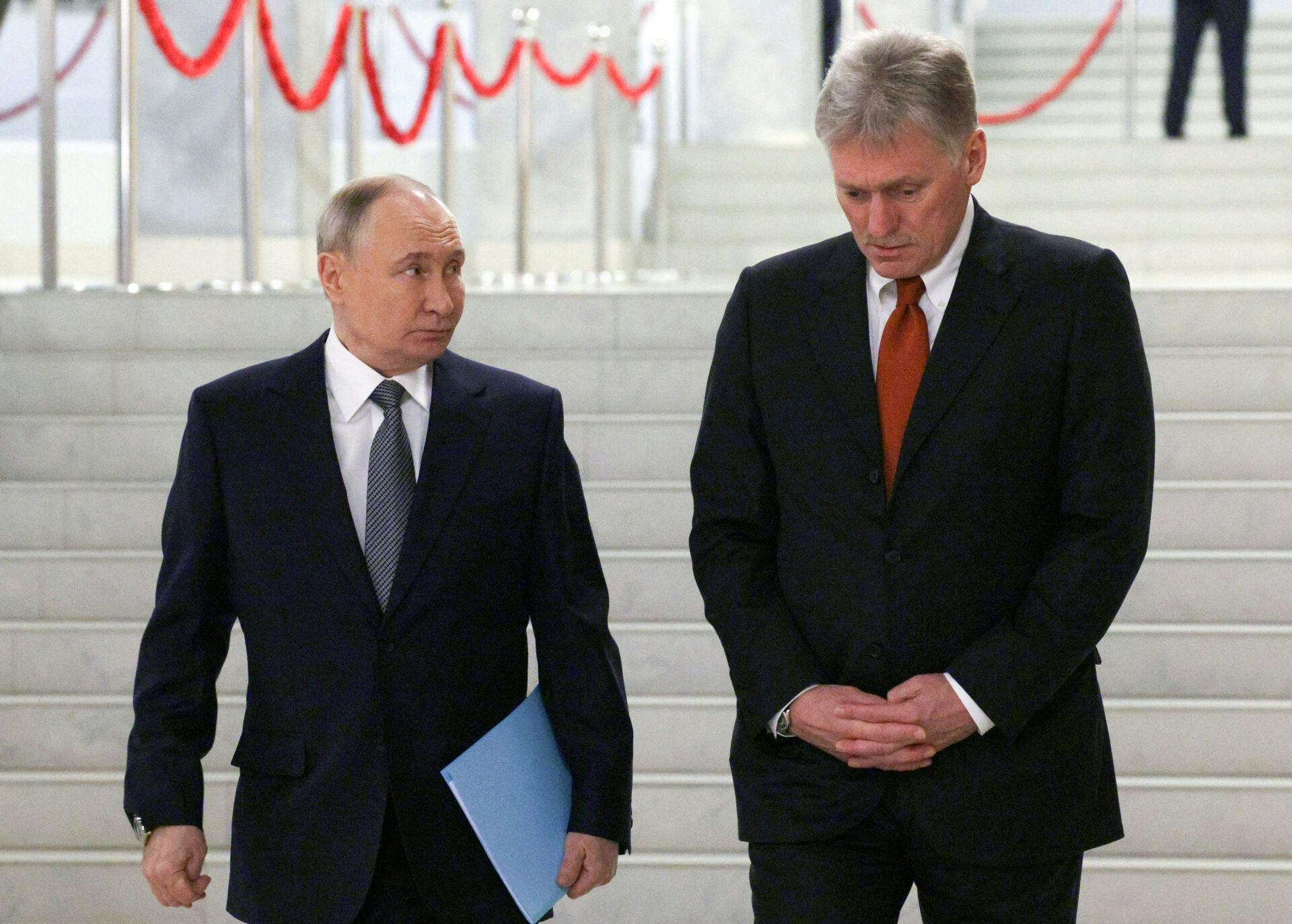 Den russiske præsident Vladimir Putin sammen med talsmand Dmitry Peskov i 2024.