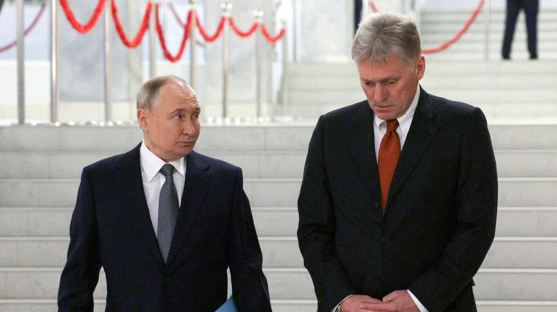 Den russiske præsident, Vladimir Putin, sammen med talsmand Dmitry Peskov i 2024.