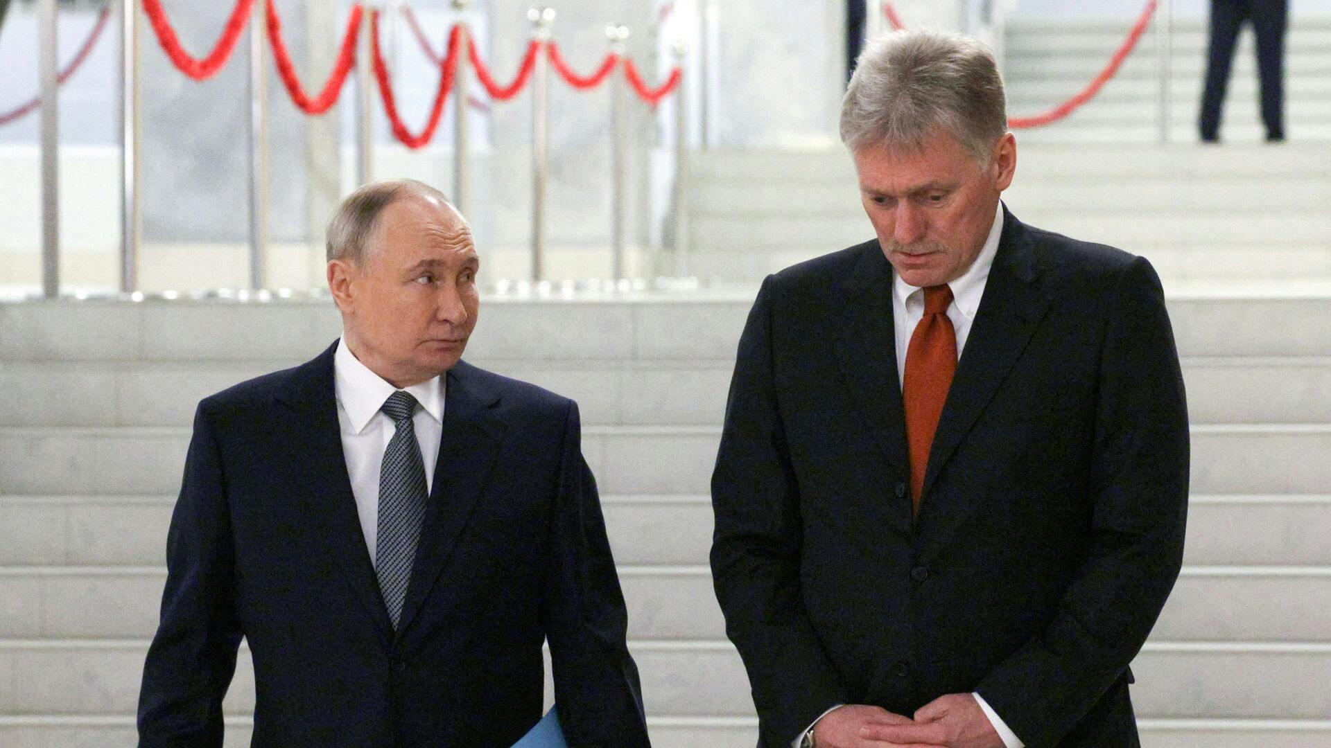 Den russiske præsident Vladimir Putin sammen med talsmand Dmitry Peskov i 2024.