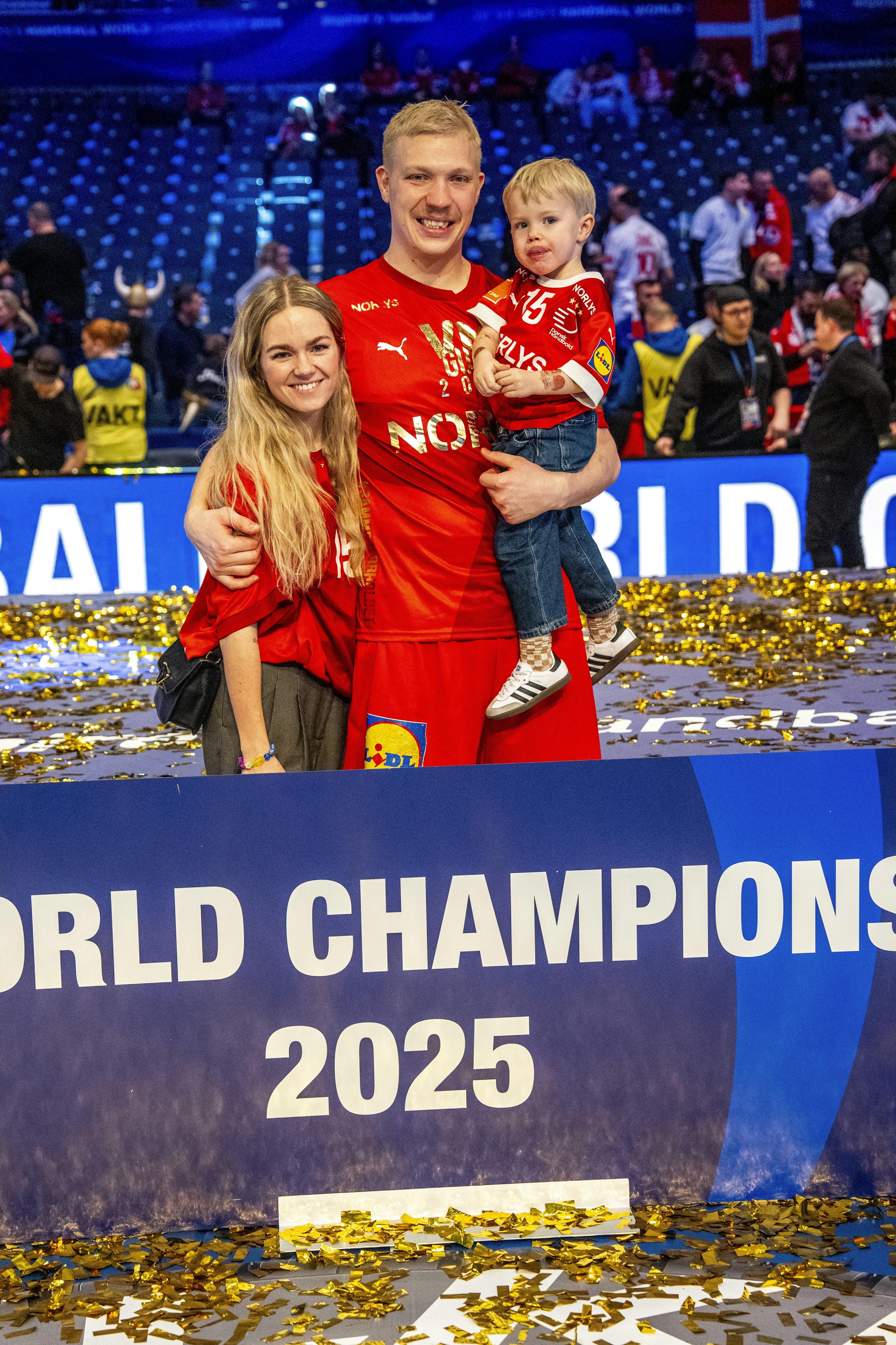 Sigurd var med på banen efter finalen sidste år, da der blev vundet VM-guld igen. Skulle det blive til EM-guld i Herning, kommer Otto nok også med på sejrsbilledet.