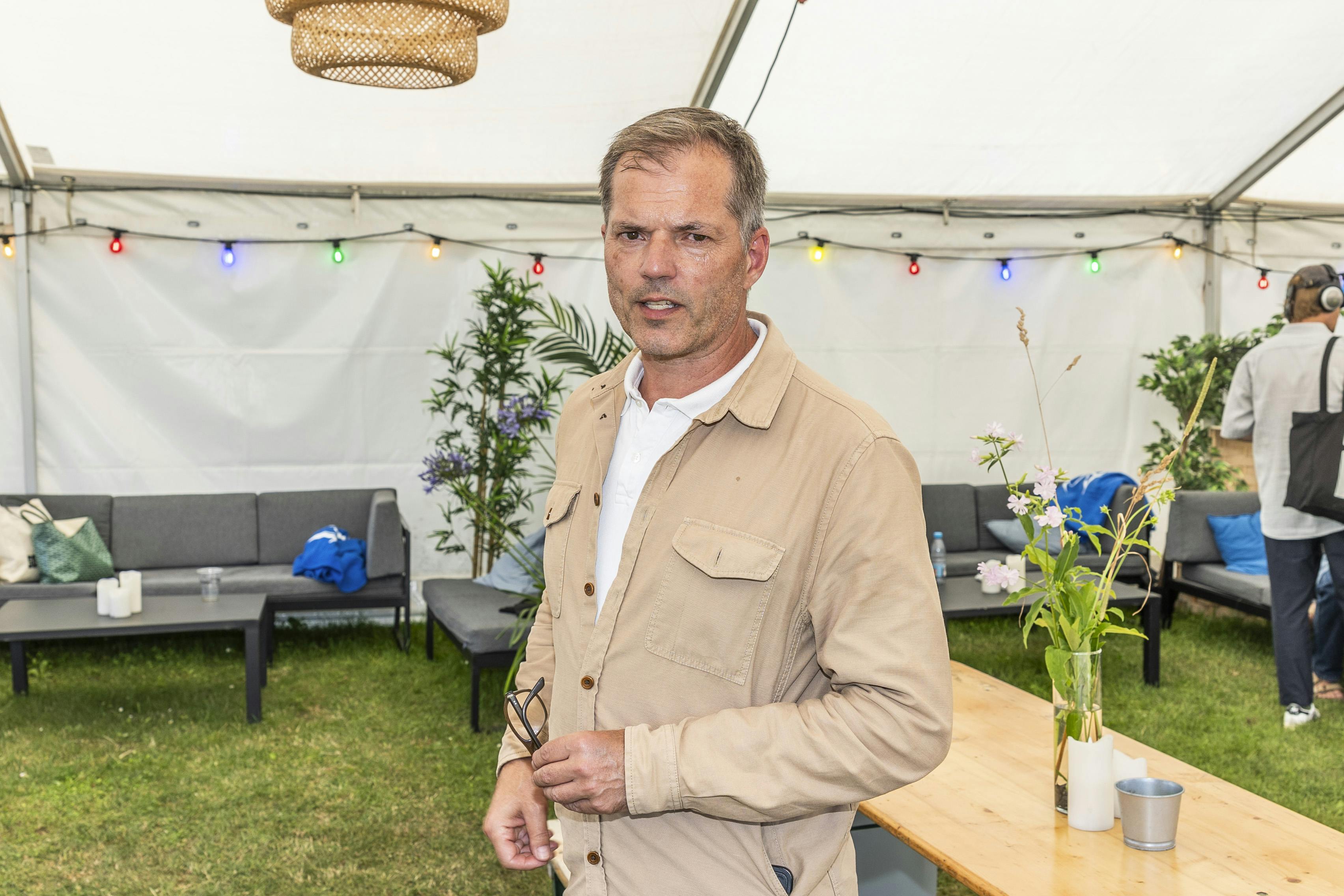 Mikael Bertelsen sender søndag aften en flot hyldest til sin svigermor Suzanne Bjerrehuus.