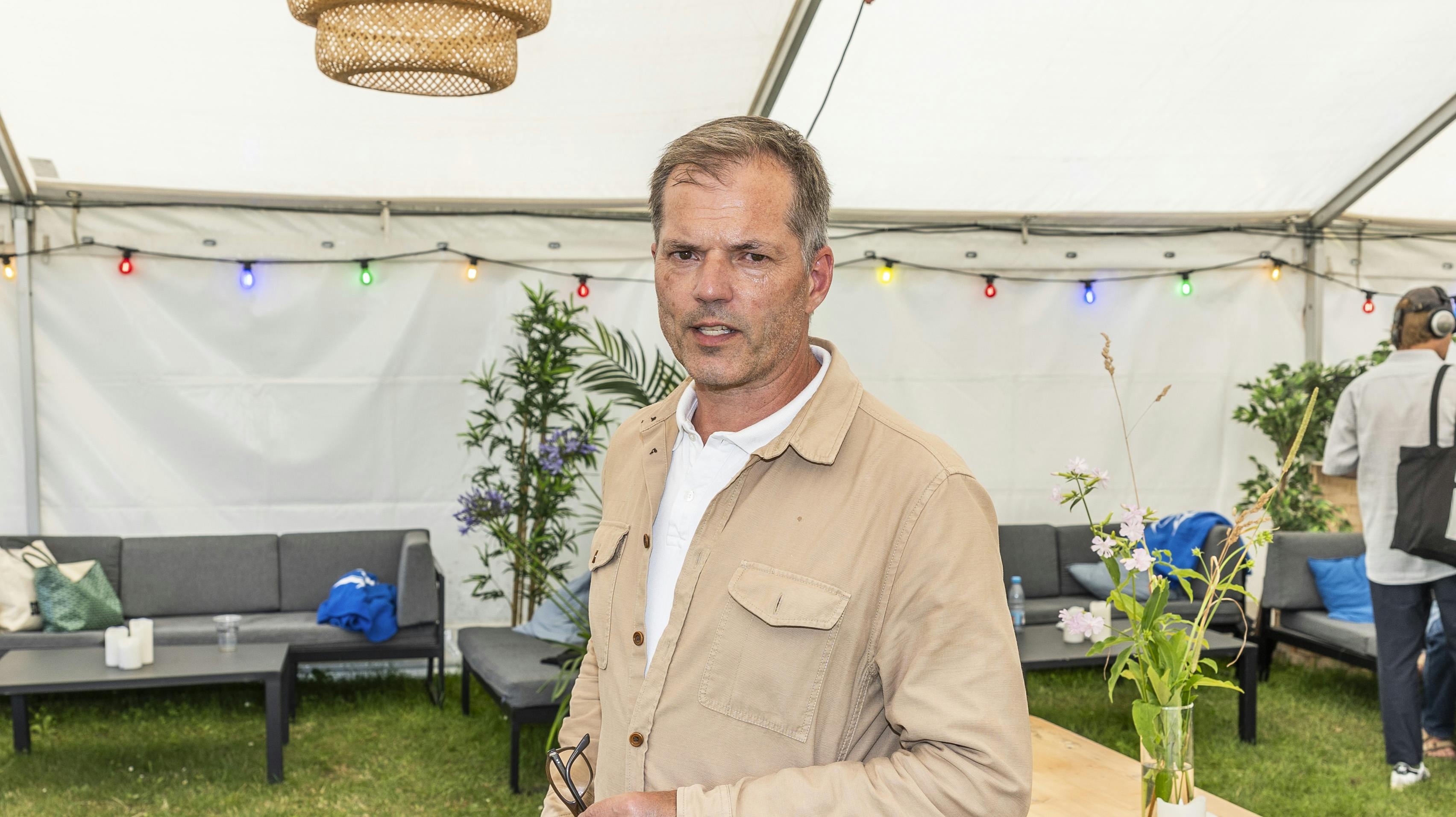 Mikael Bertelsen sender søndag aften en flot hyldest til sin svigermor Suzanne Bjerrehuus.