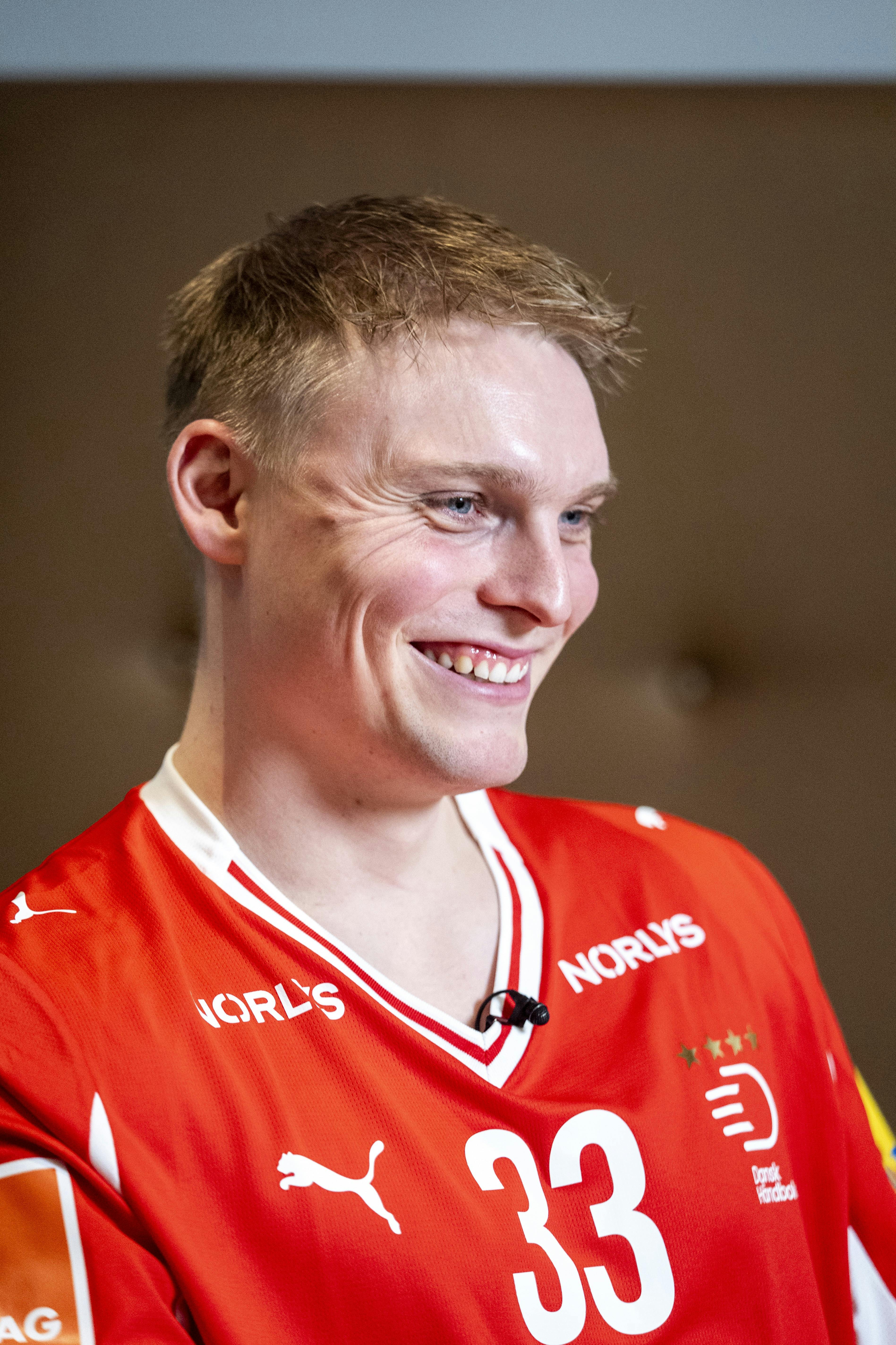 Emil Bergholt deler søndag et billede af sin nyfødte søn.&nbsp;