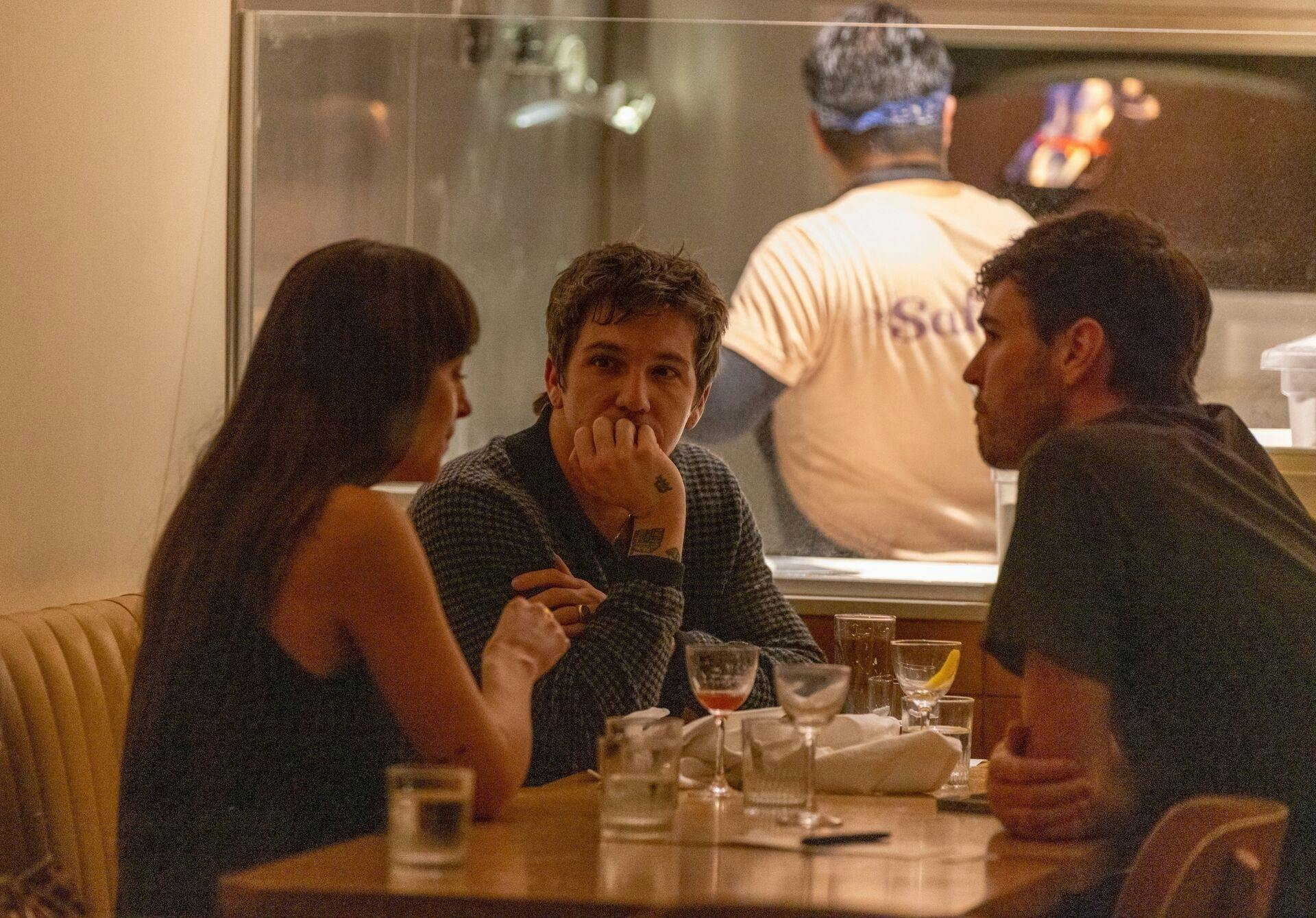 Parret hyggede på en restaurant, inden de gik fra stedet sammen.