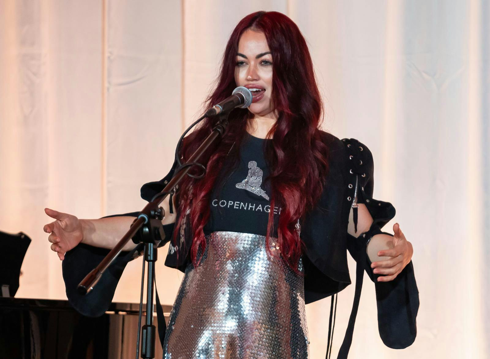 Aura brød igennem i midten af 00'erne, men det var især hendes kærlighedsliv, der efterfølgende trak overskrifter.