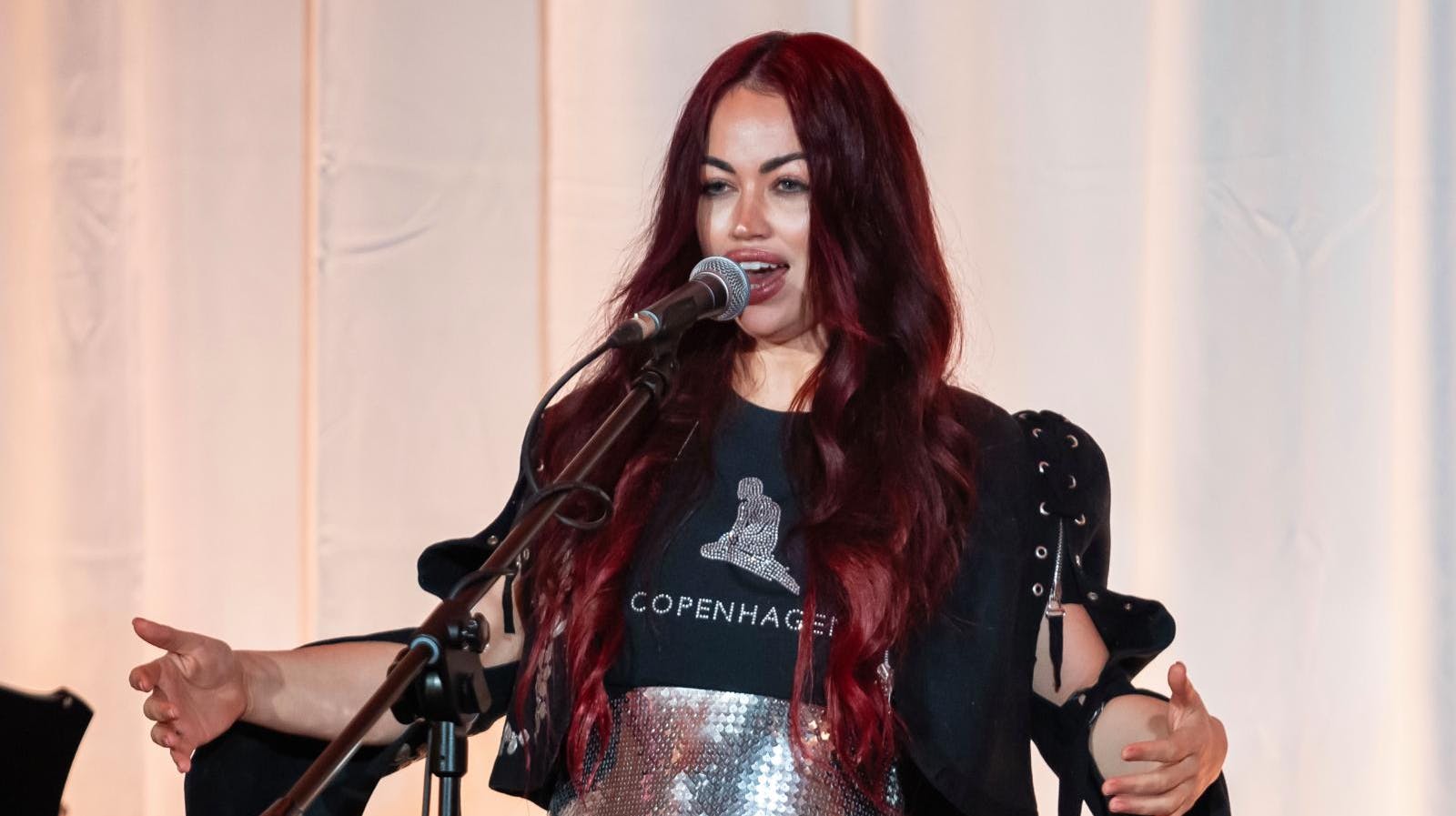 Aura brød igennem i midten af 00'erne, men det var især hendes kærlighedsliv, der efterfølgende trak overskrifter.