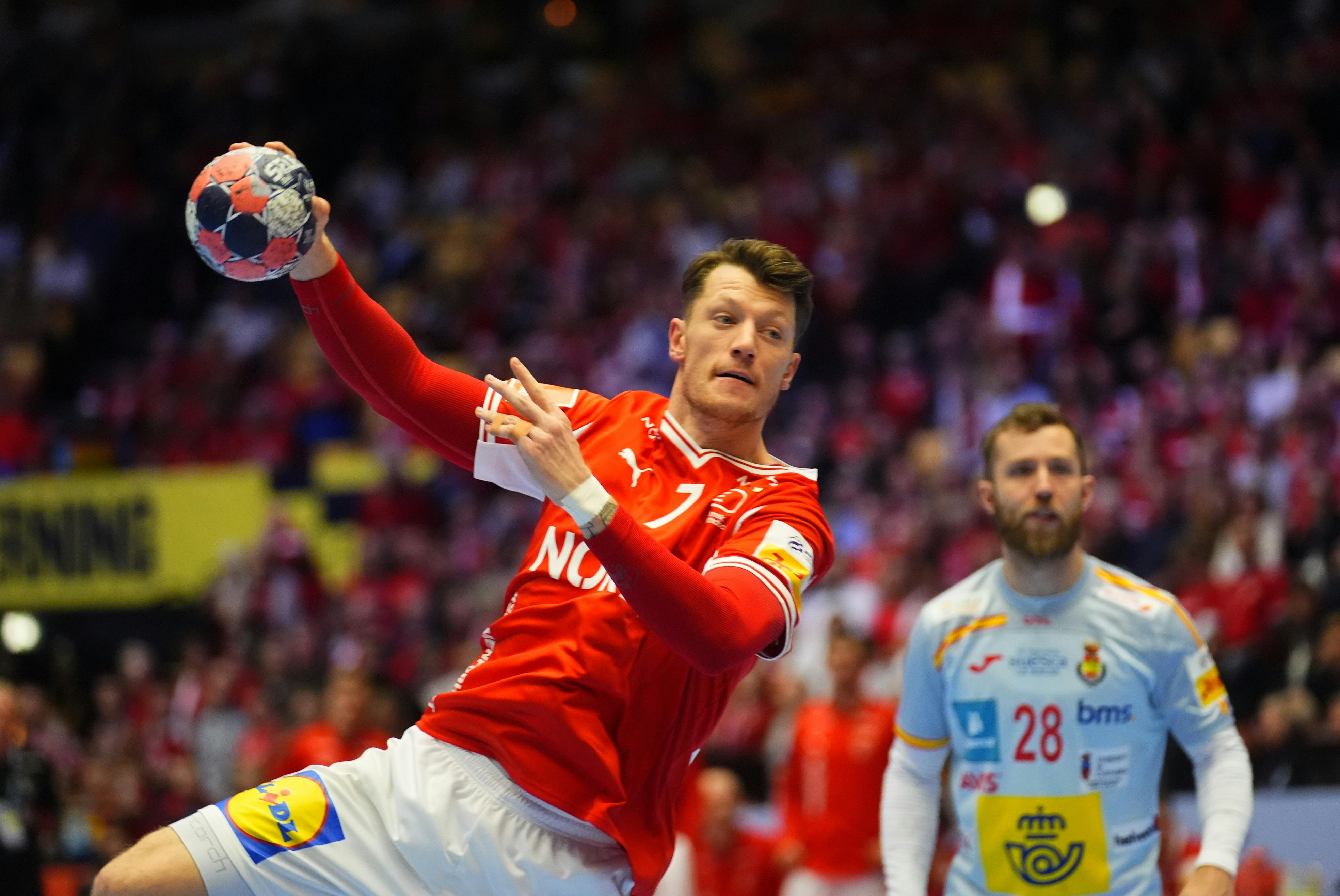 Otte mål på ni forsøg for gårsdagens fødselsdagsbarn i sejren mod Spanien. Da holdet kom tilbage på hotellet blev Emil Jakobsen også fejret godt.