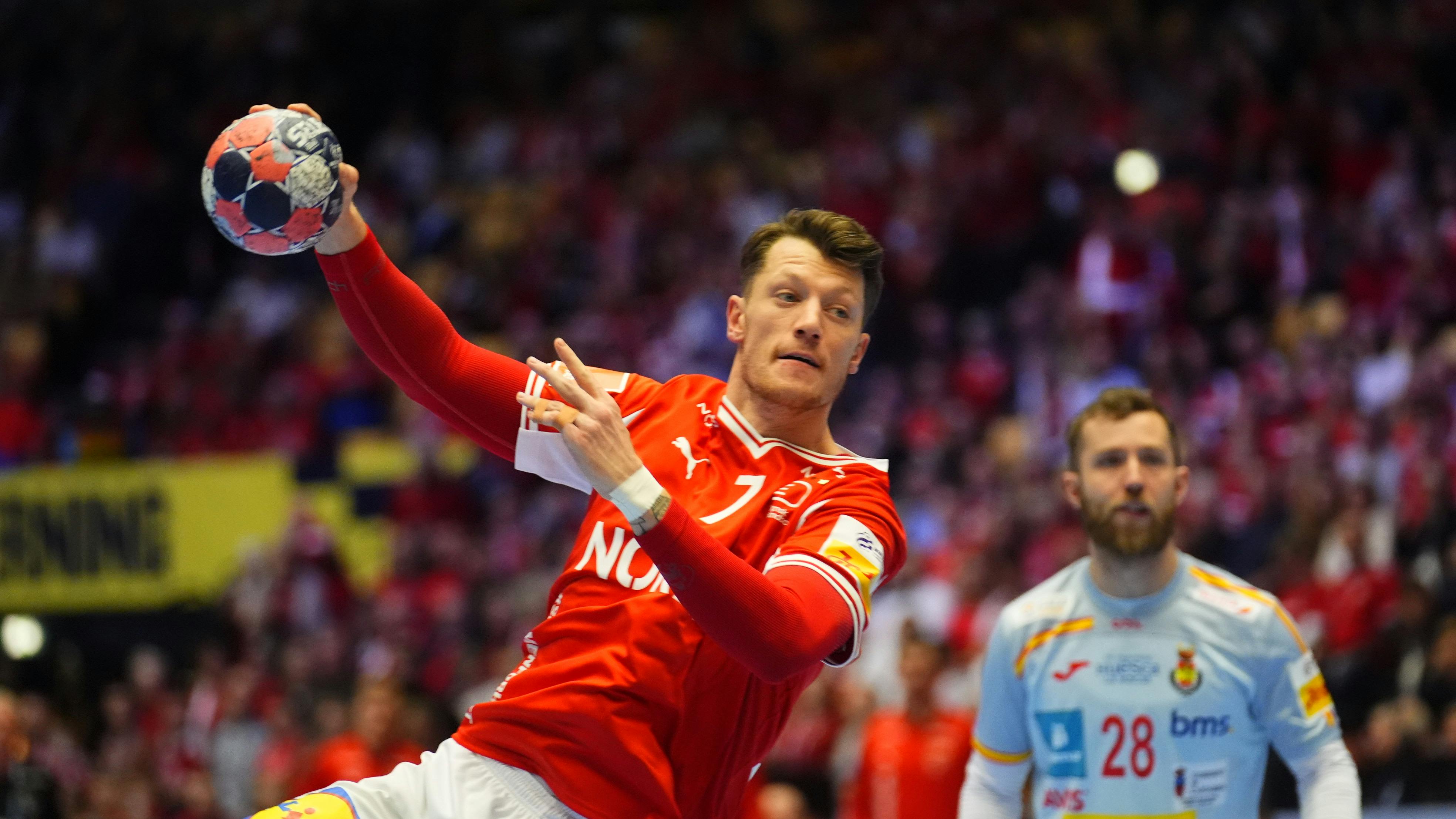 Otte mål på ni forsøg for gårsdagens fødselsdagsbarn i sejren mod Spanien. Da holdet kom tilbage på hotellet blev Emil Jakobsen også fejret godt.