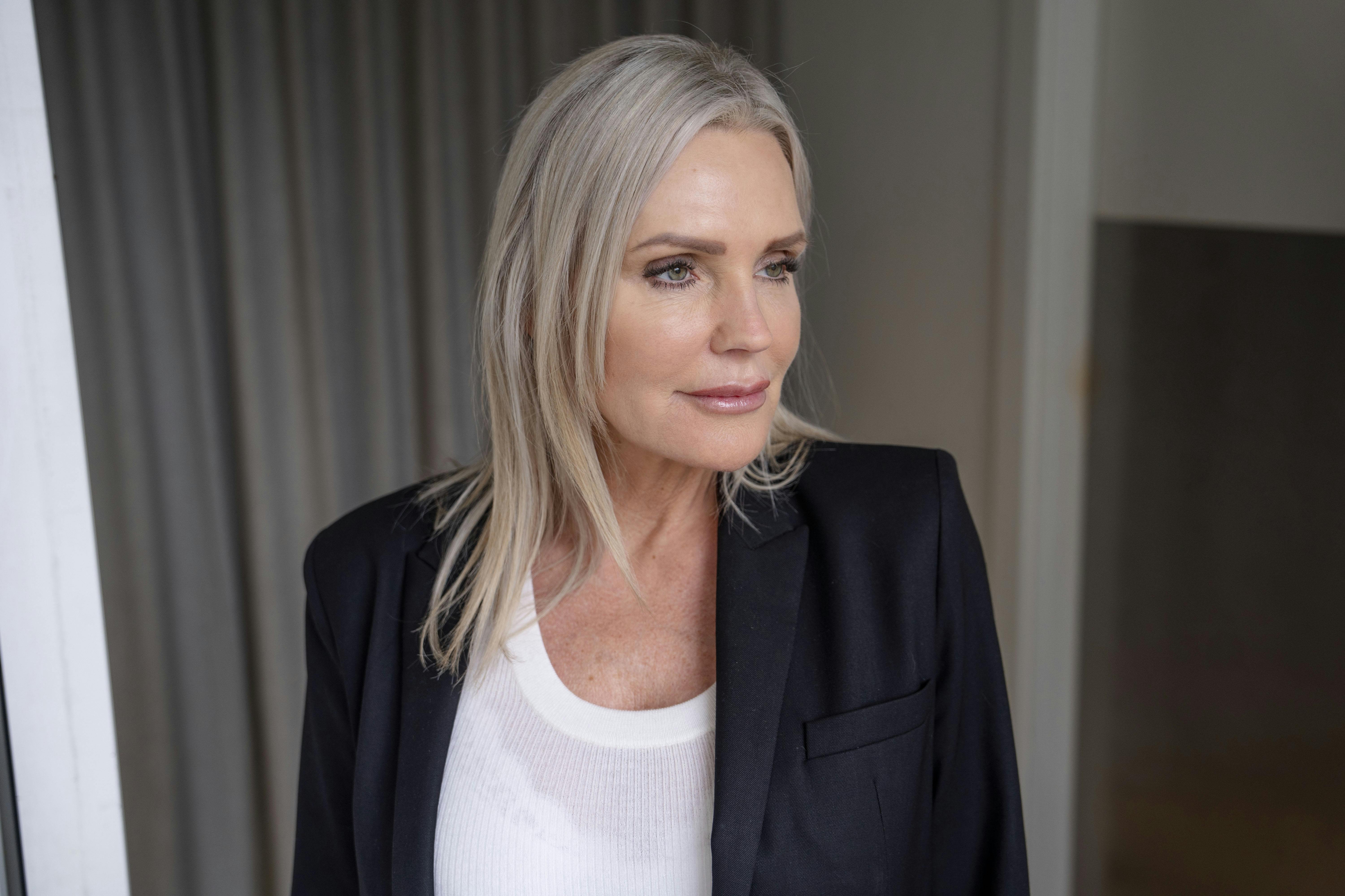 Janni Ree er knust, efter at hun har modtaget nyheden om, at hendes papfar Johnny er gået bort.