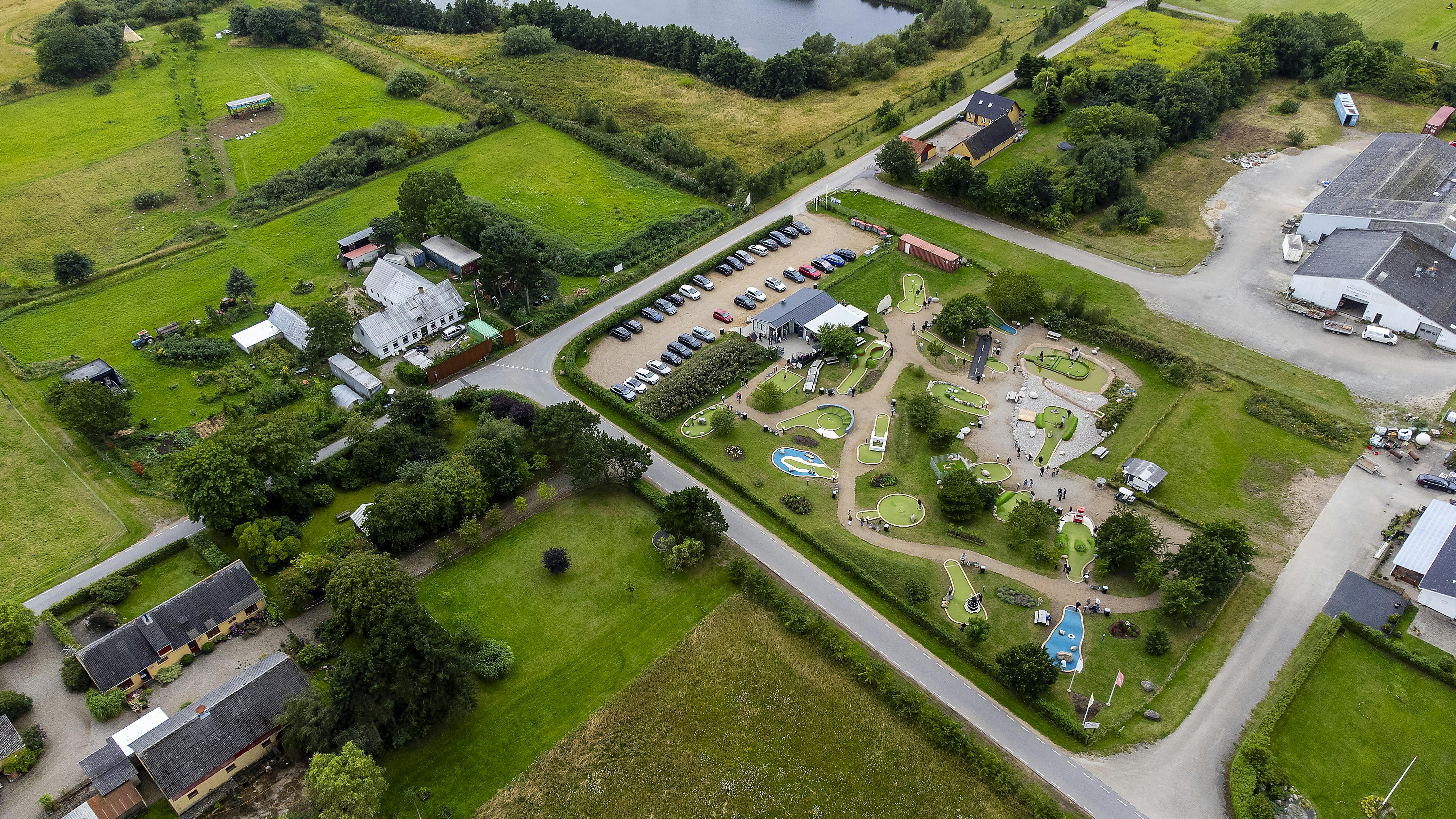 Minigolfbanen i Højby - direktør Simon Larsen og naboen Markus Hvass