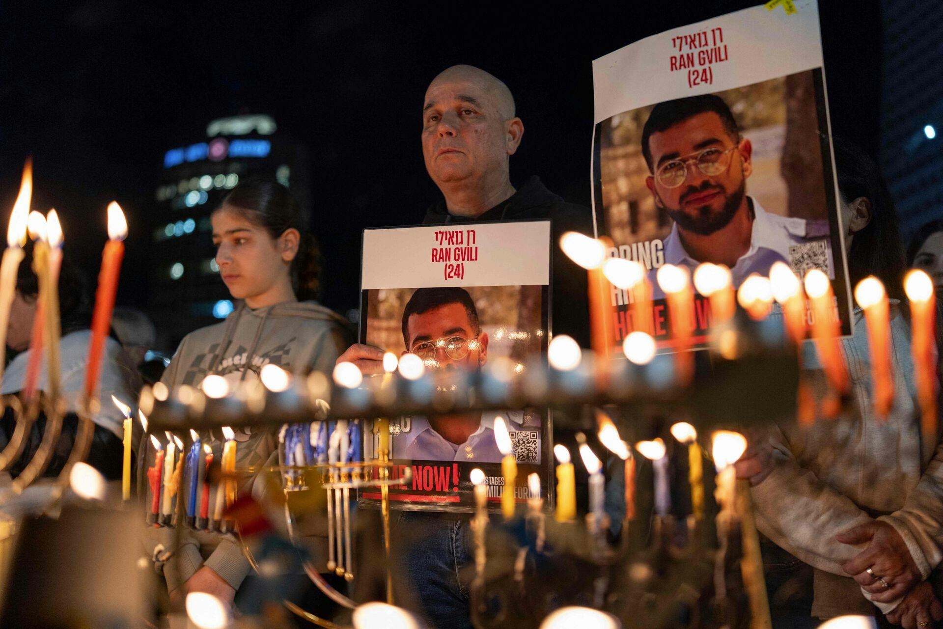 Israelere med skilte med billede af Ran Gvili på den 21. december i Tel Aviv. (Arkivfoto).