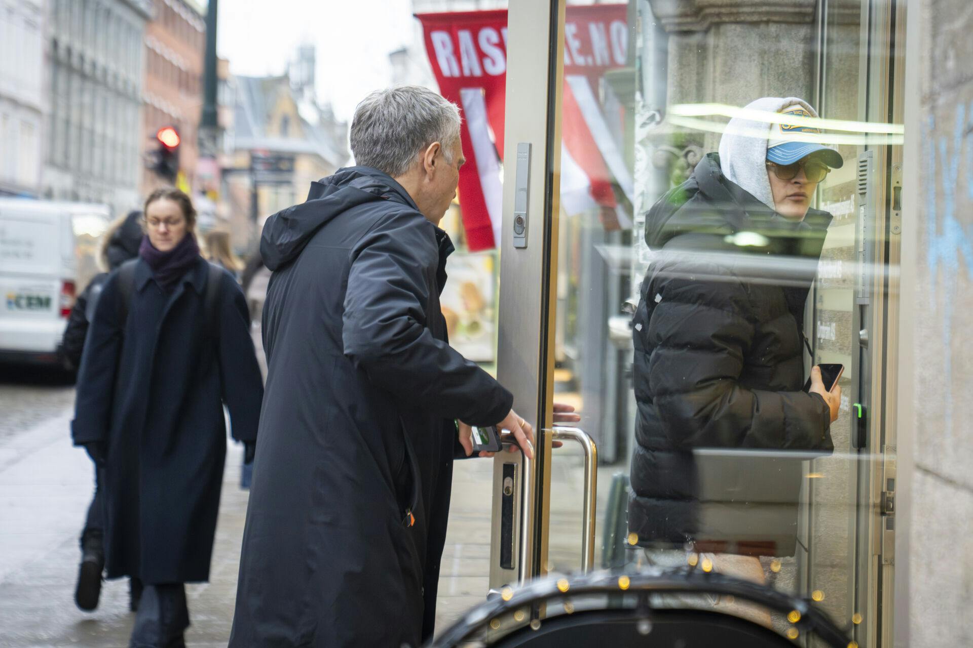Marius Borg Høiby og advokat Petar Sekulic på vej til et møde i Oslo.