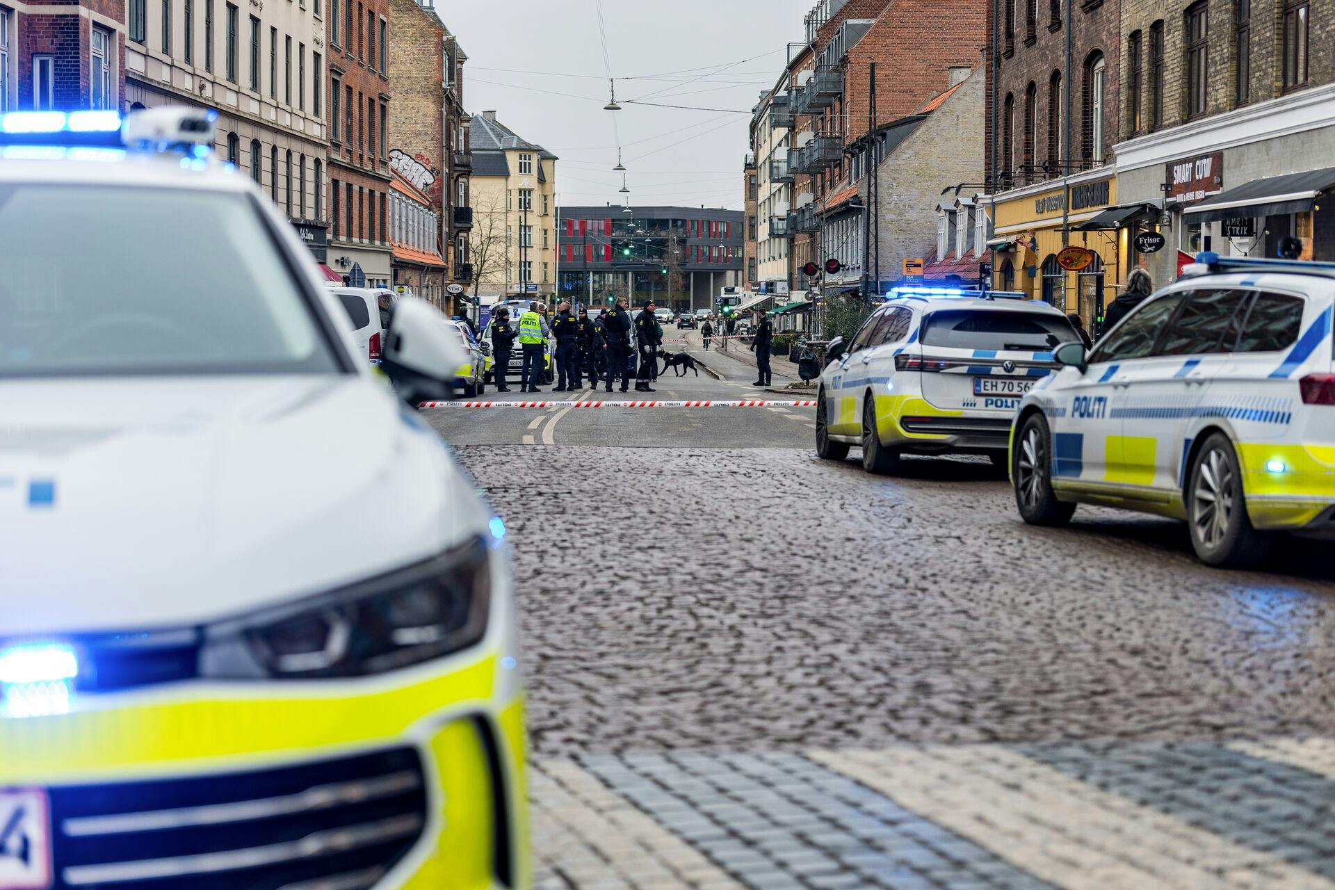 Politiet arbejdede mandag formiddag her på Valby Langgade i København, hvor en yngre mand blev stukket med kniv.