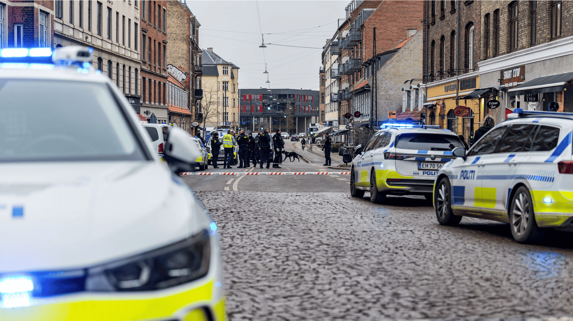 Politiet arbejdede mandag formiddag her på Valby Langgade i København, hvor en yngre mand blev stukket med kniv.