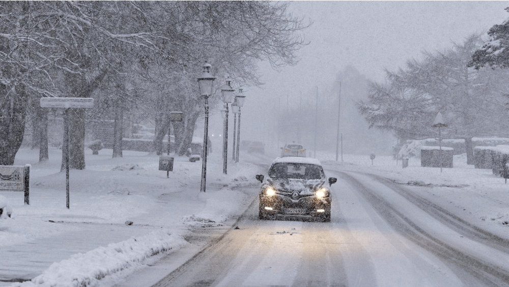 De sydlige dele af Danmark vil mandag blive påvirket af snevejr og snefygning.