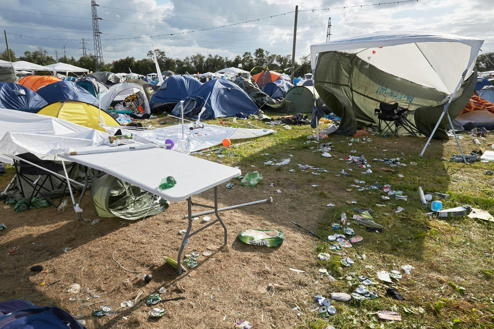 De billige engangspavilloner udgør en stor del af de 1600 ton affald, som festivalen nu vil til livs.