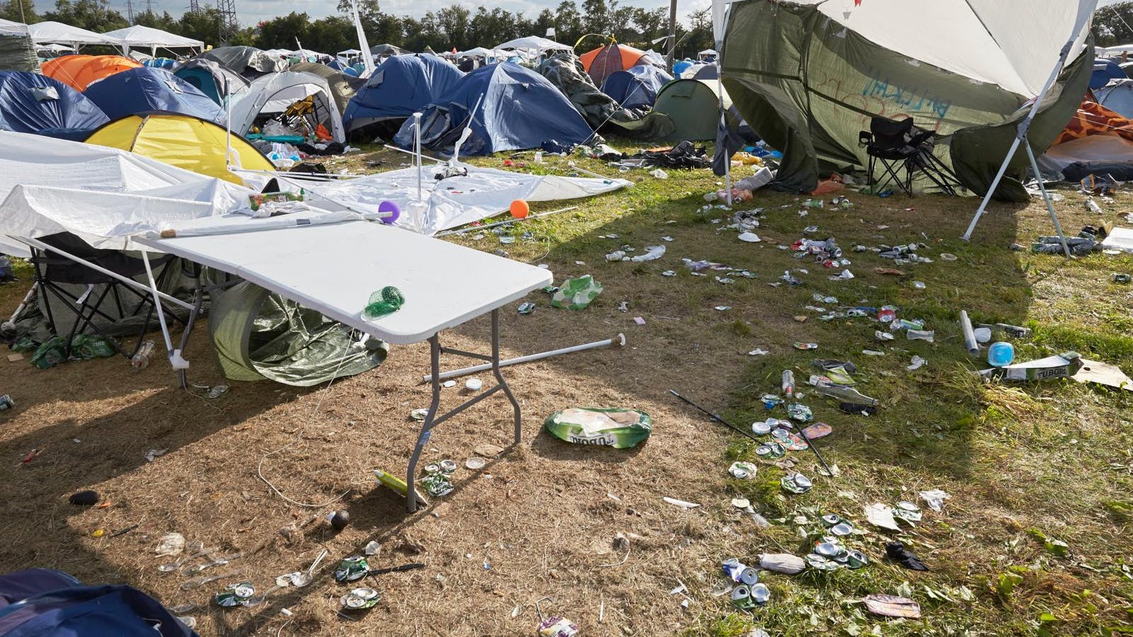 De billige engangspavilloner udgør en stor del af de 1600 ton affald, som festivalen nu vil til livs. Sikkerhedsrisikoen ved knust glas i græsset betyder, at alle glasflasker nu bandlyses fra campingområdet. Fra i år skal gæsterne medbringe holdbart udstyr eller benytte festivalens leje-løsninger.