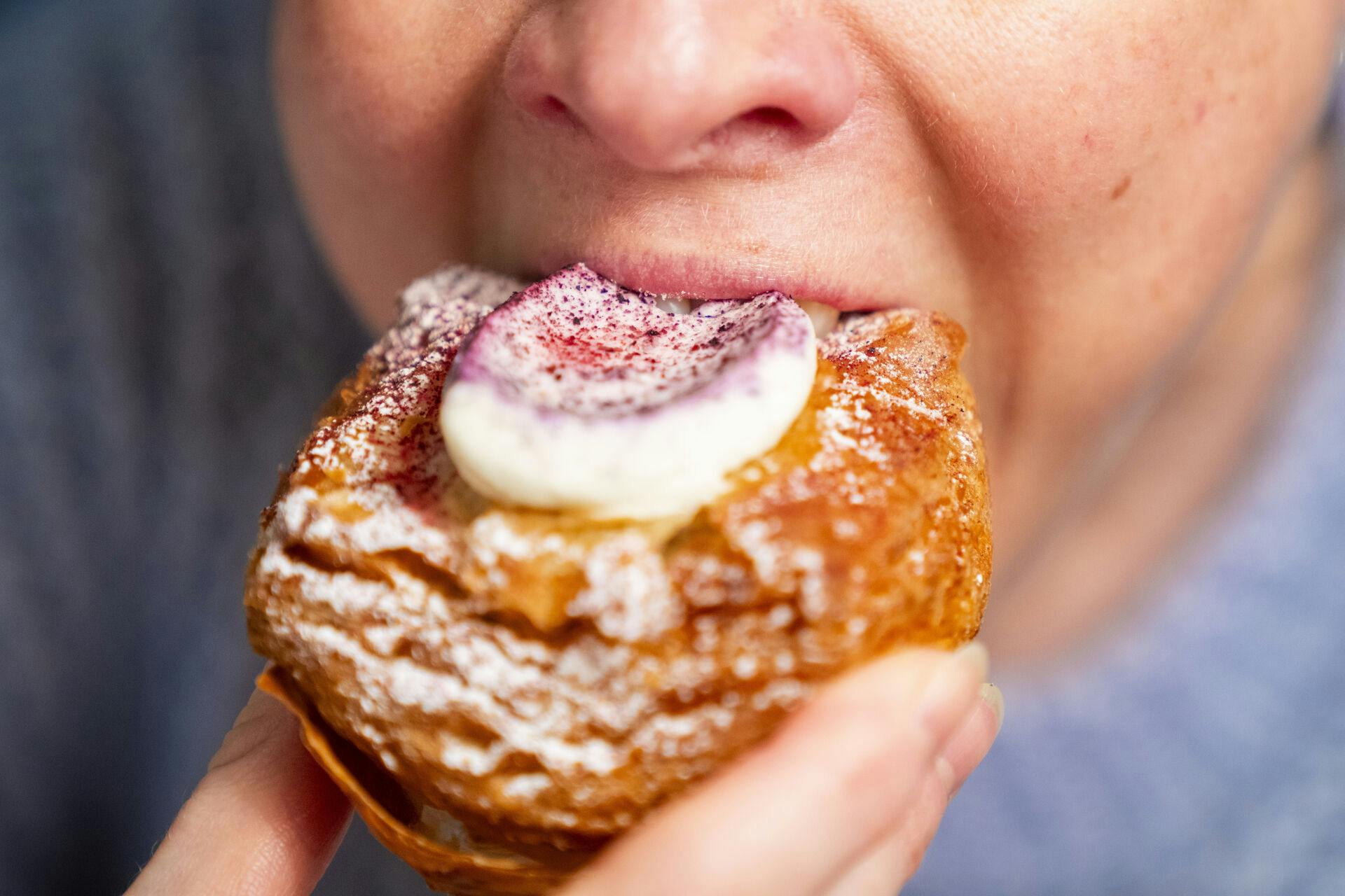 Dansk bager har ramt en guldåre af fløde og creme, der får kunderne til at valfarte til butikken.