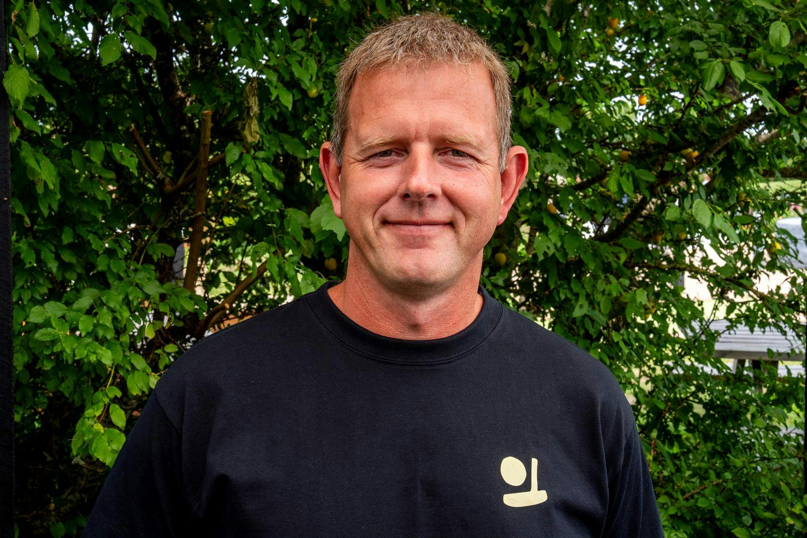 Simon Larsen blev også et kendt ansigt i "Naboen fra helvede", hvor man fulgte hans arbejde med at skabe og drive minigolfbanen.