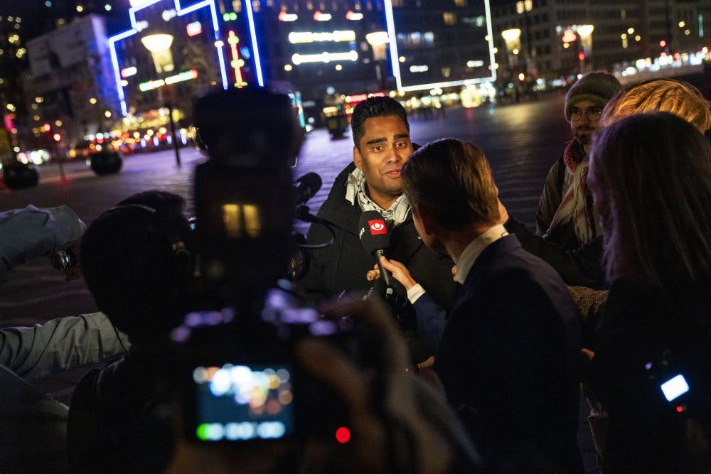 Leder af Frie Grønne Sikandar Siddique blev mødt af journalister, da han ankom til Københavns Rådhus natten efter kommunalvalget. I månederne efter valget har en sag om politikerens bopæl fyldt i medierne.&nbsp;