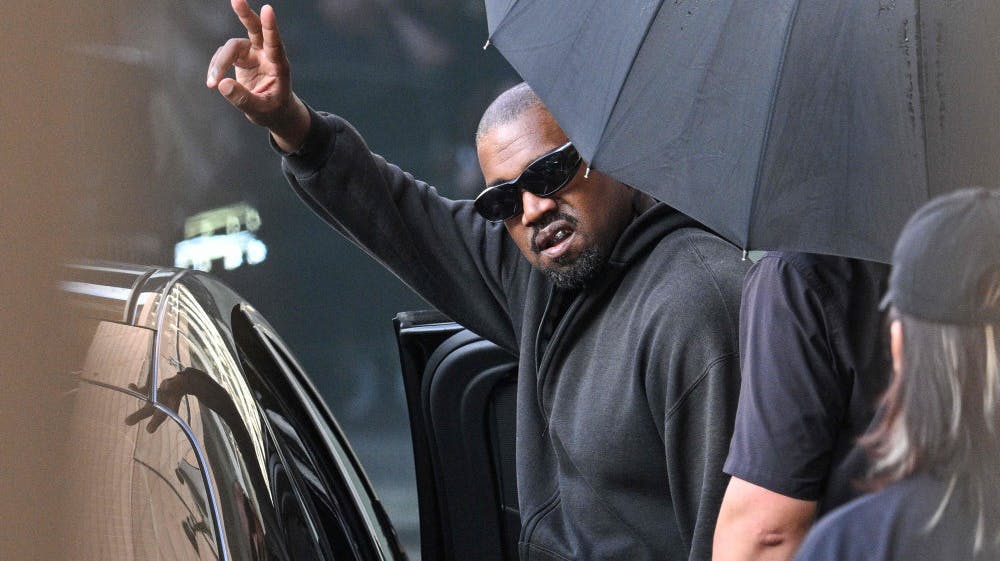 Den amerikanske rapper og producer Kanye West, der i dag går under navnet Ye, laver tegn til en fotograf, da han ankommer til Shanghai Pudong International Airport i Shanghai i Kina i juli sidste år. Han afviser at være blevet nazist og udtrykker bekla