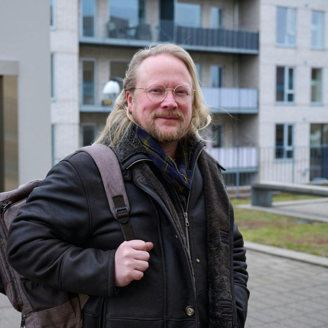 Markus Hvass er tiltalt for så omfattende chikane og brud på tilhold, at det ifølge anklagemyndigheden skal straffes som stalking. Selv nægter han dog anklagerne.