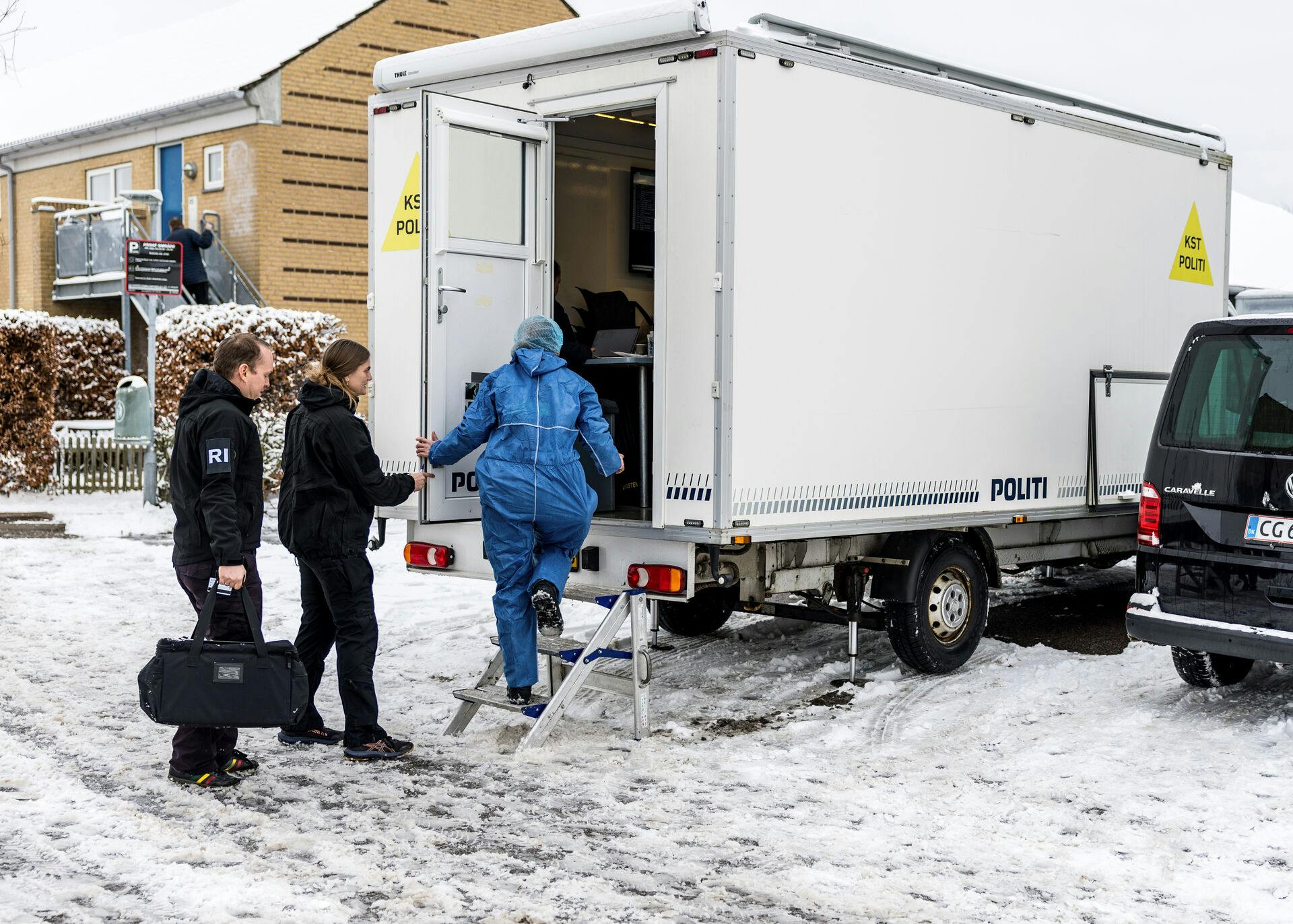 Her arbejder politiets teknikere tirsdag ved et rækkehus i Rosenhegnet i Høje Taastrup.
