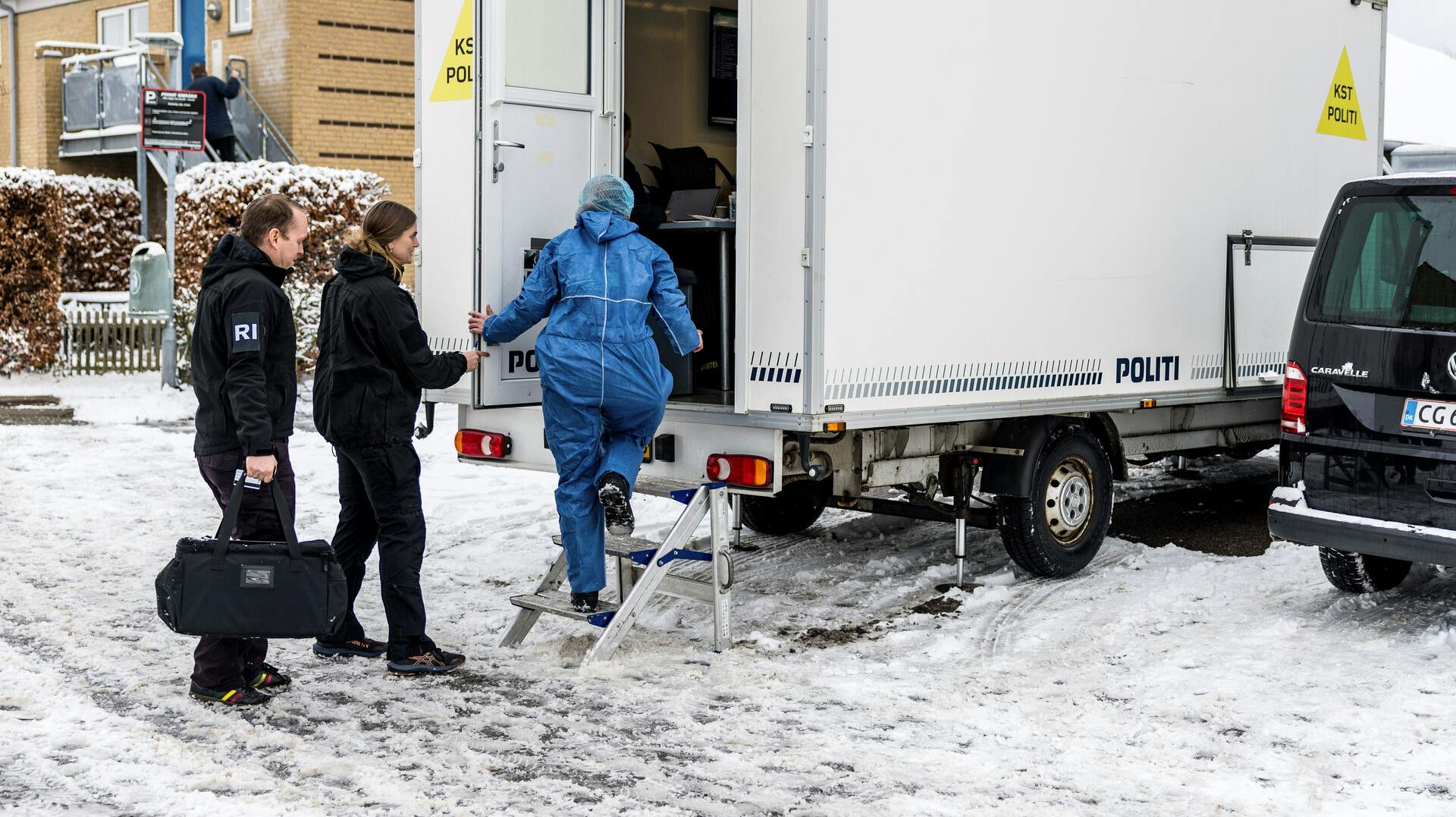 Her arbejder politiets teknikere tirsdag ved et rækkehus i Rosenhegnet i Høje Taastrup.
