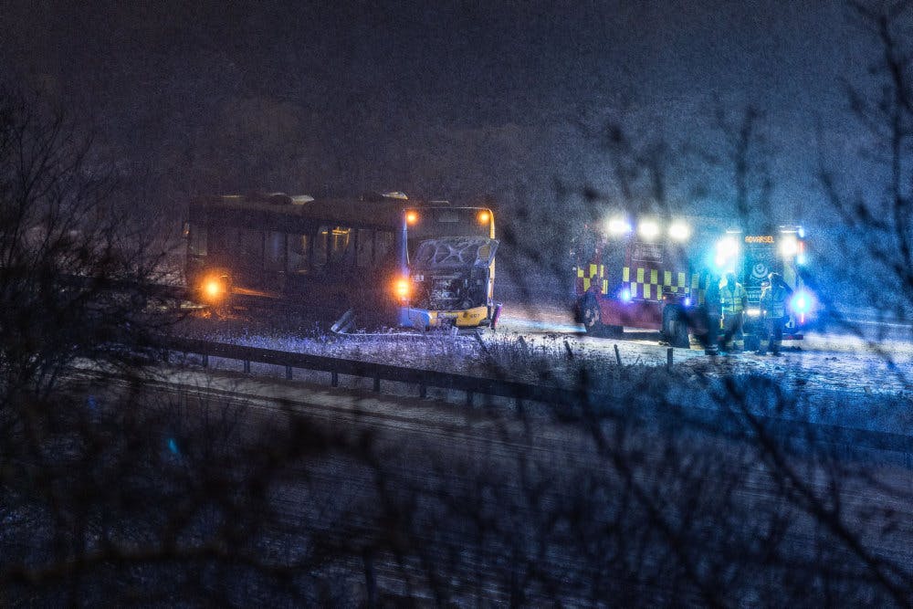 En bus forulykkede mandag aften på grund af snevejret i København. -&nbsp;