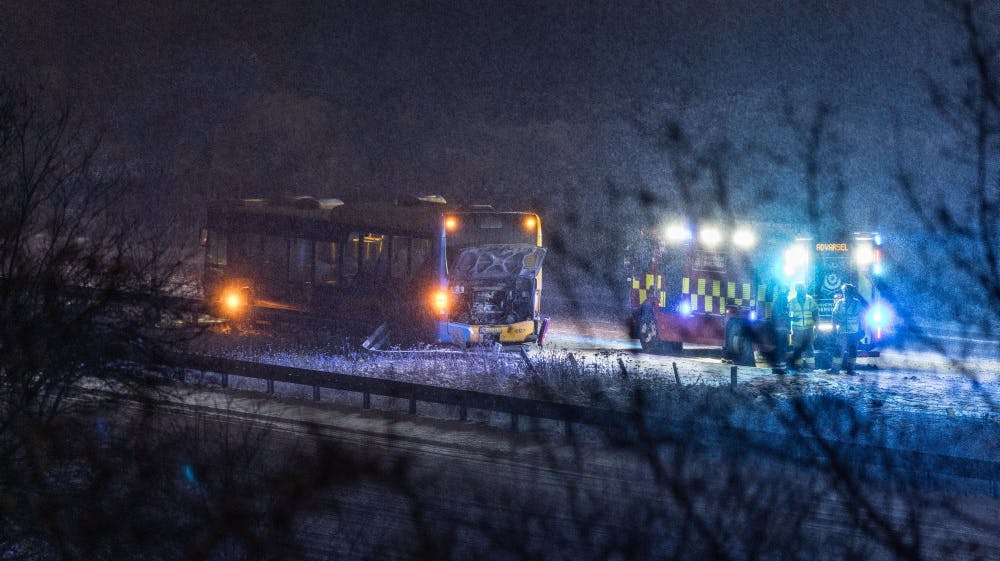 En bus forulykkede mandag aften på grund af snevejret i København. - 