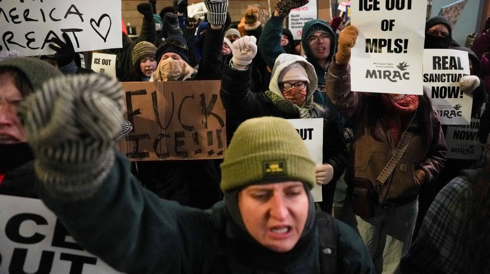 Folk kunne søndag ses til demonstration i Minneapolis i Minnesota, hvor to personer i januar er blevet dræbt af betjente.