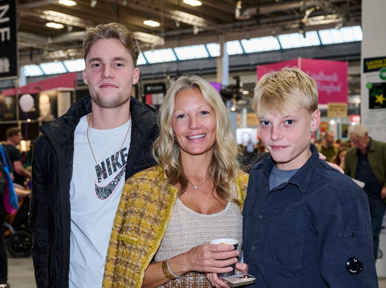 Caroline Fleming med sønnerne Alexander og Nicolas, som godt kan blive irriterede over mors hang til genbrug af madrester.