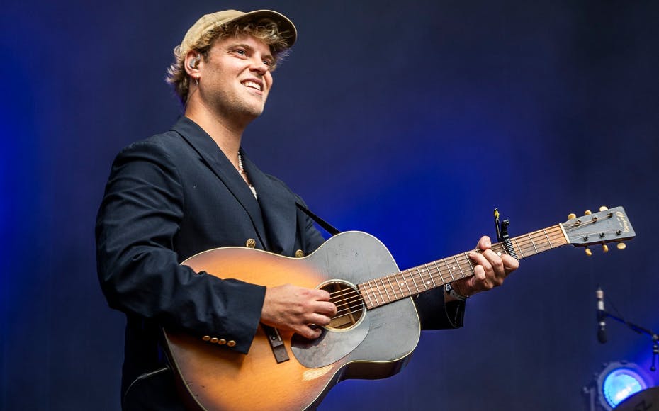 Hjalmer sluttede sin koncert på Bagescenen af med at spille Gasolins "Som et strejf af en dråbe" præcis, som hans far gjorde syv år tidligere. 