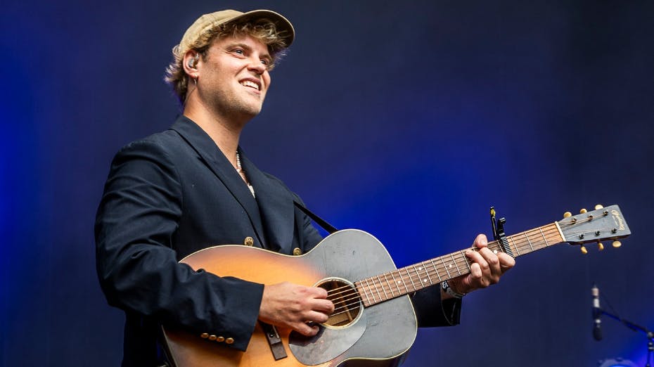Hjalmer sluttede sin koncert på Bagescenen af med at spille Gasolins "Som et strejf af en dråbe" præcis, som hans far gjorde syv år tidligere.