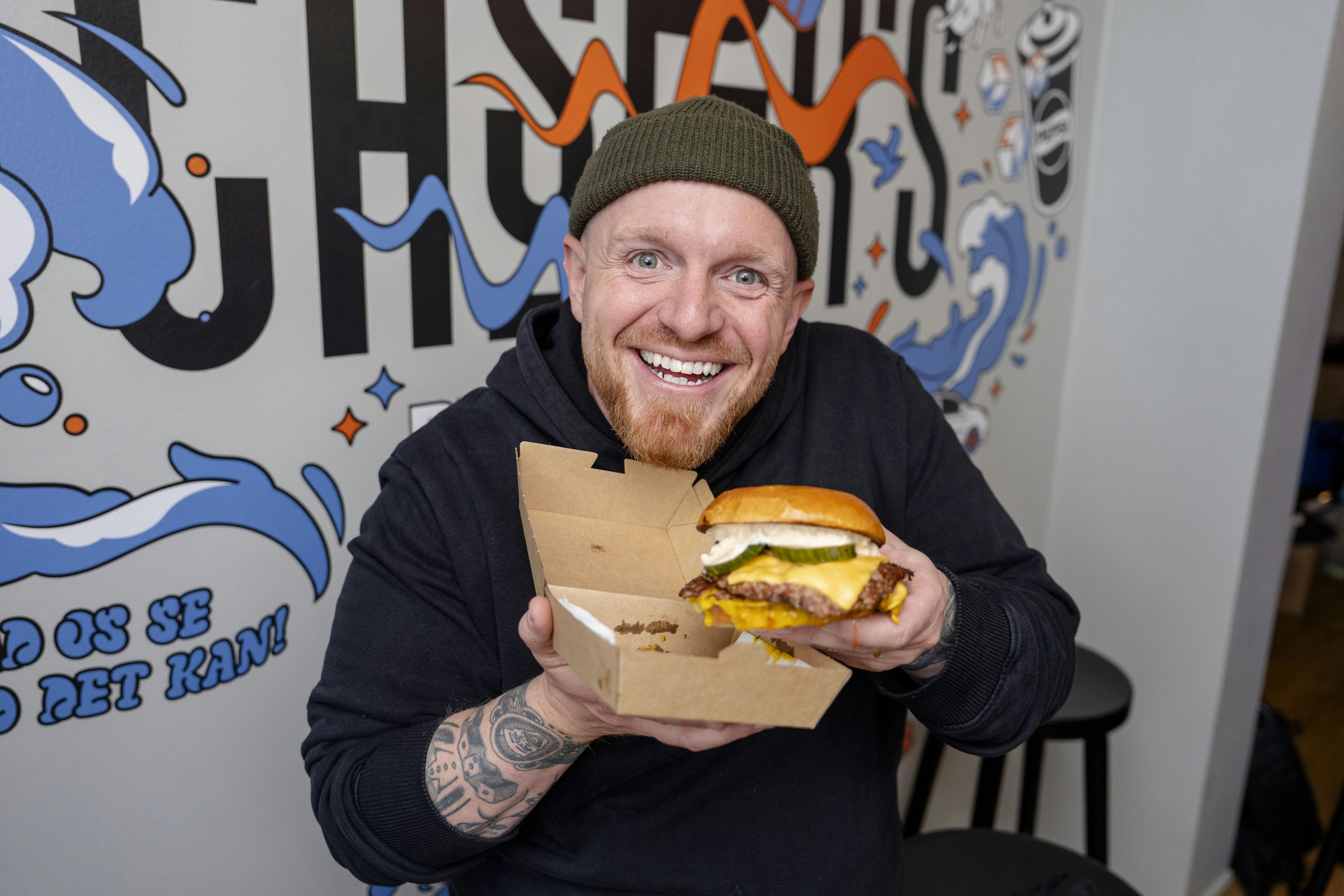 Falkoner Allé 26A – Fredag den 24. oktober klokken 10:30 til og med 12:30.Journalist: Mathias Andersen / 27 82 72 95 Vi får 45 minutter med Casper Drømme. Vi skal sidde i restauranten og spise hans mad, mens vi interviewer ham. Det ville være RIGTIG!! fedt med mikrofoner, der kan kobles op på os, fordi vi har hænderne fulde af burgere. Han åbner tre burgerbarer i København, og vi får lov til at smage og tale med ham i de tre kvarter, mens vi smager. Video + straksbilleder