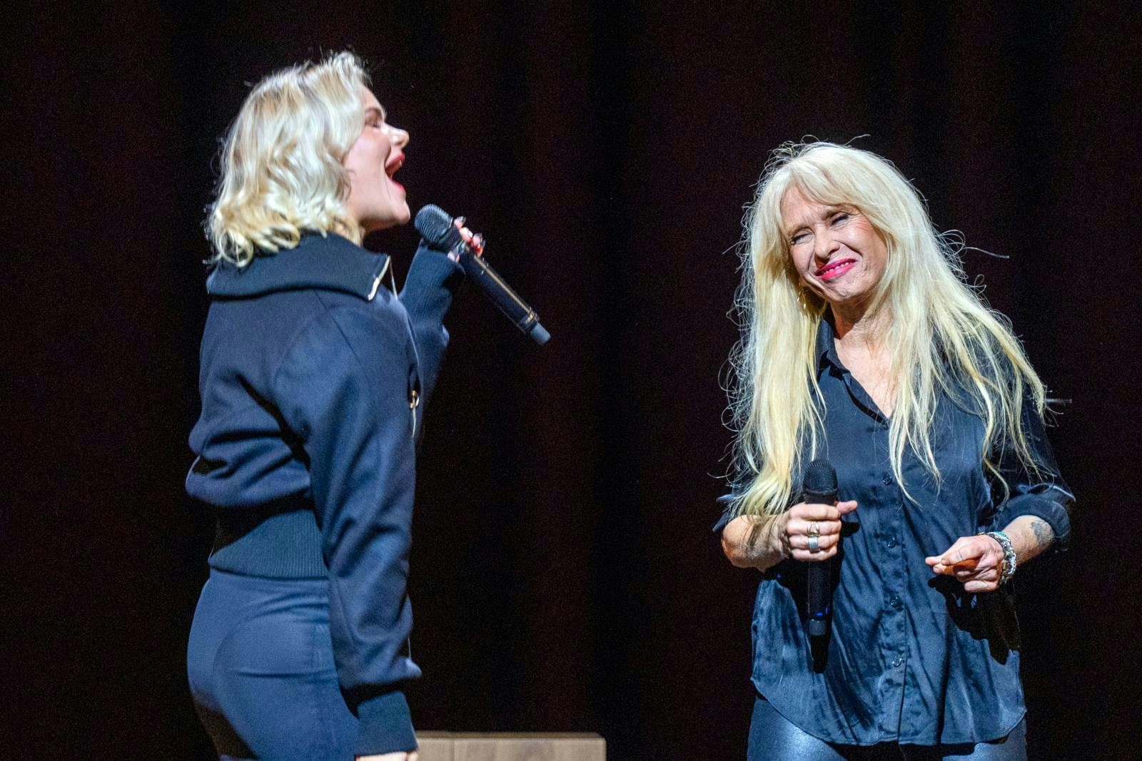 Årets helt store triumfator, Annika, er her flankeret af Sanne Salomonsen under optagelserne til ”De største øjeblikke” 2025. Med sin førsteplads på albumhitlisten er Annika den første kvindelige kunstner til at toppe listen siden 1999.