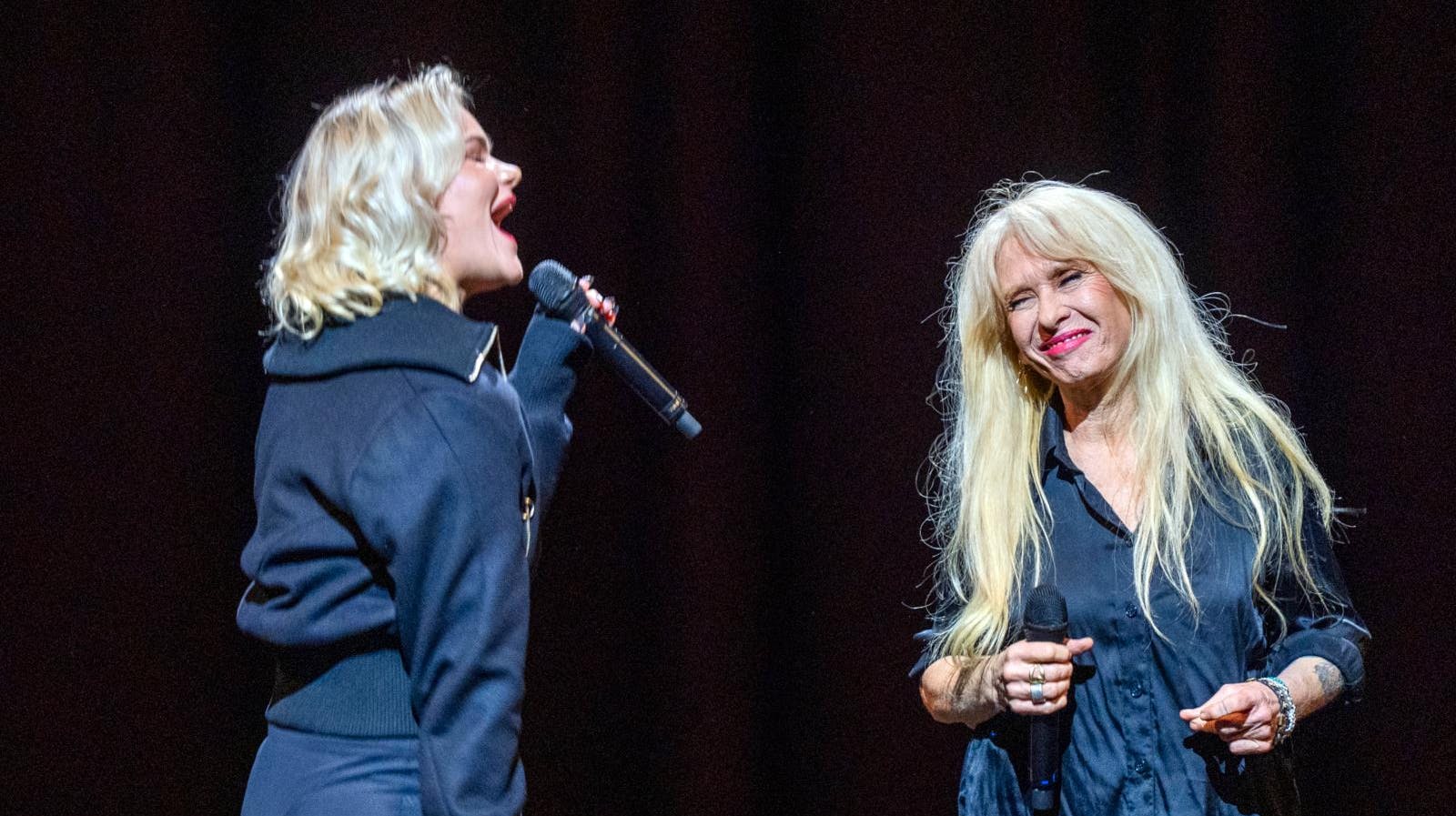 Årets helt store triumfator, Annika, er her flankeret af Sanne Salomonsen under optagelserne til ”De største øjeblikke” 2025. Med sin førsteplads på albumhitlisten er Annika den første kvindelige kunstner til at toppe listen siden 1999.