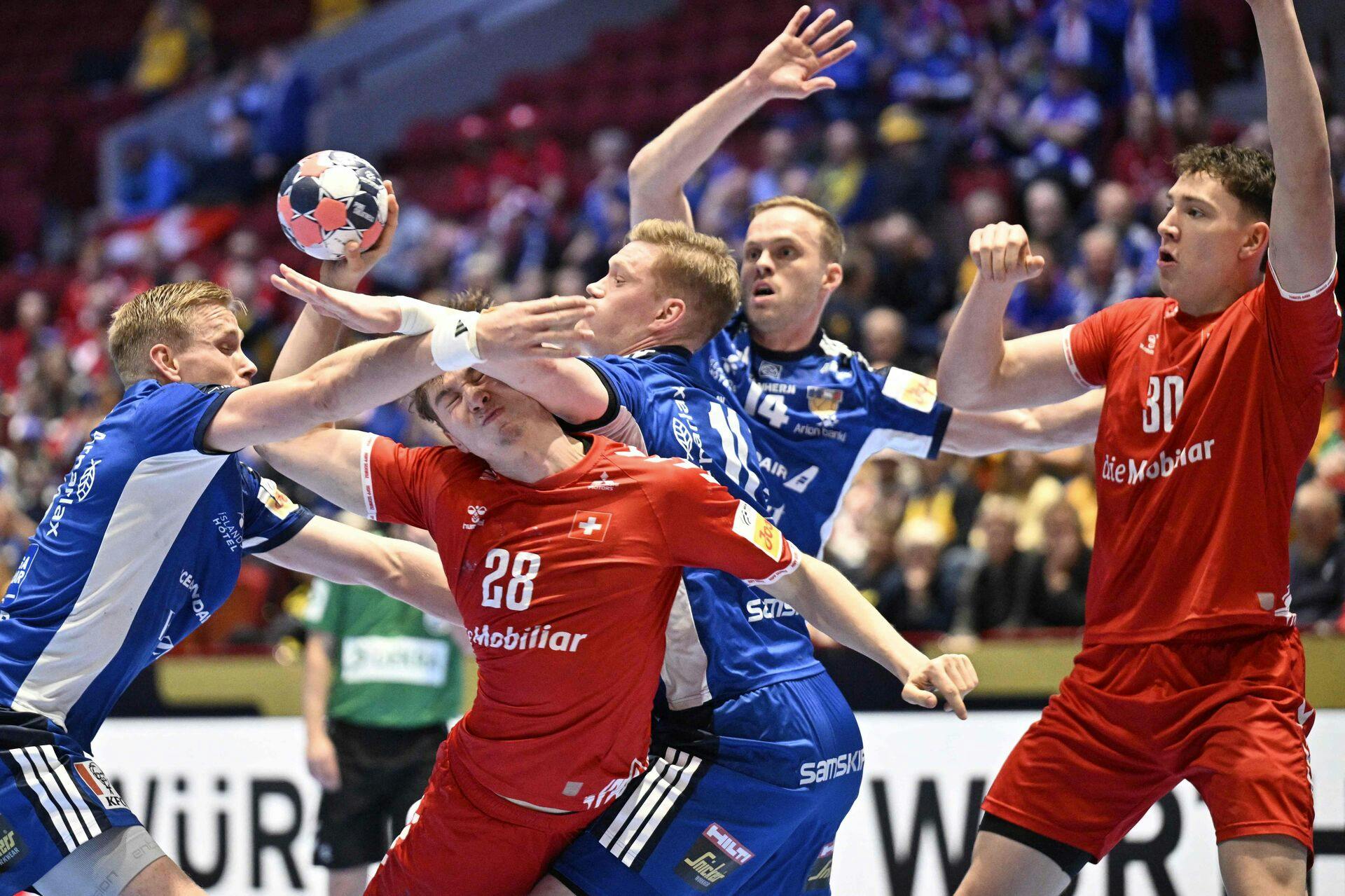 Nationer i den berørte mellemrundegruppe kæmpede tirsdag for vitale point. Allerede i dag skal de i kamp igen.