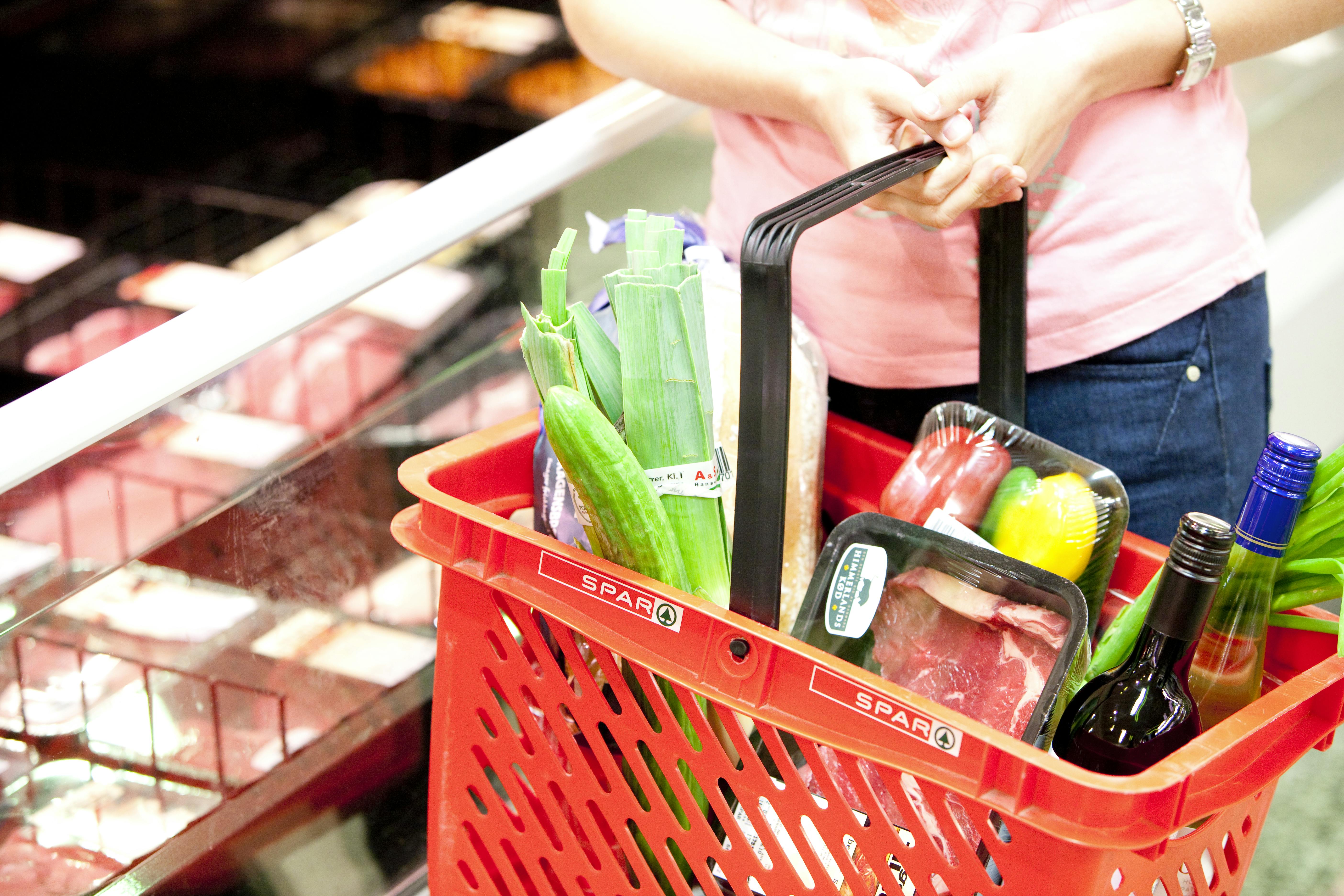 Mens partierne jubler over aftalen, er de dog stadig rygende uenige om, hvorvidt rabatten skal gælde alle varer eller målrettes det grønne.