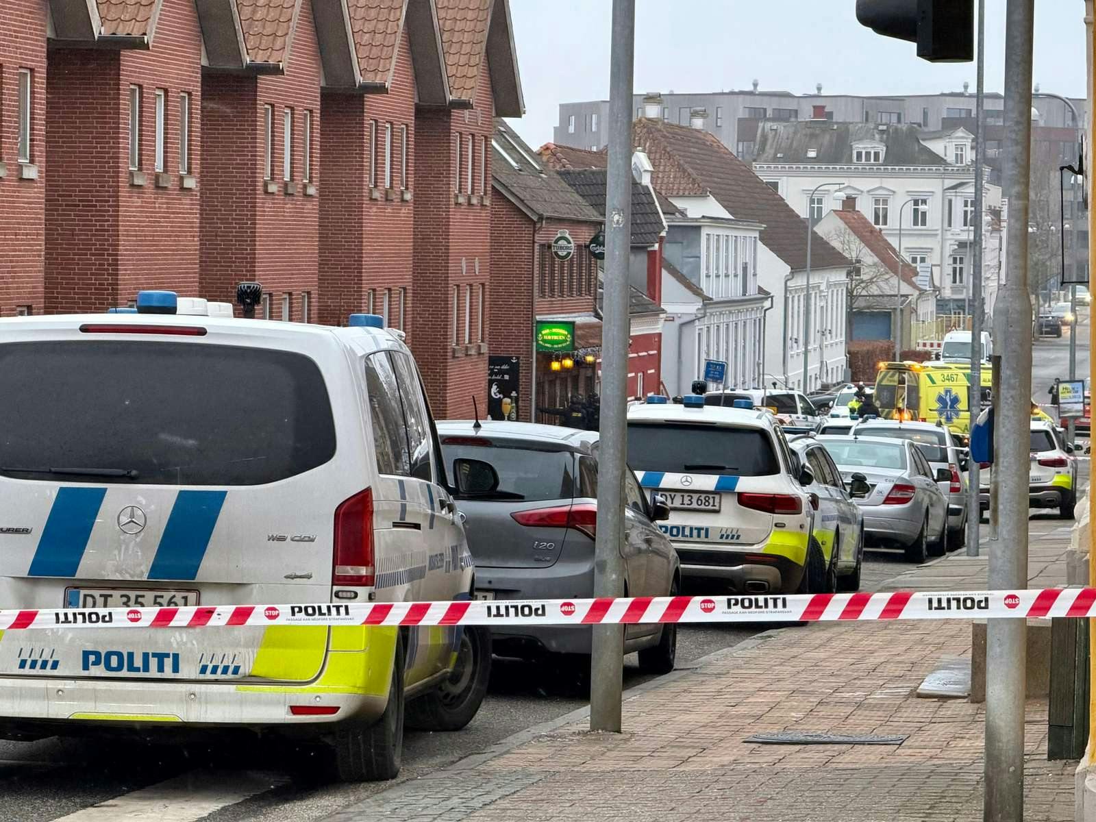 Betjente har været til stede siden tirsdag aften i forbindelse med en aktion mod en specifik adresse, hvor en person forsøges anholdt.