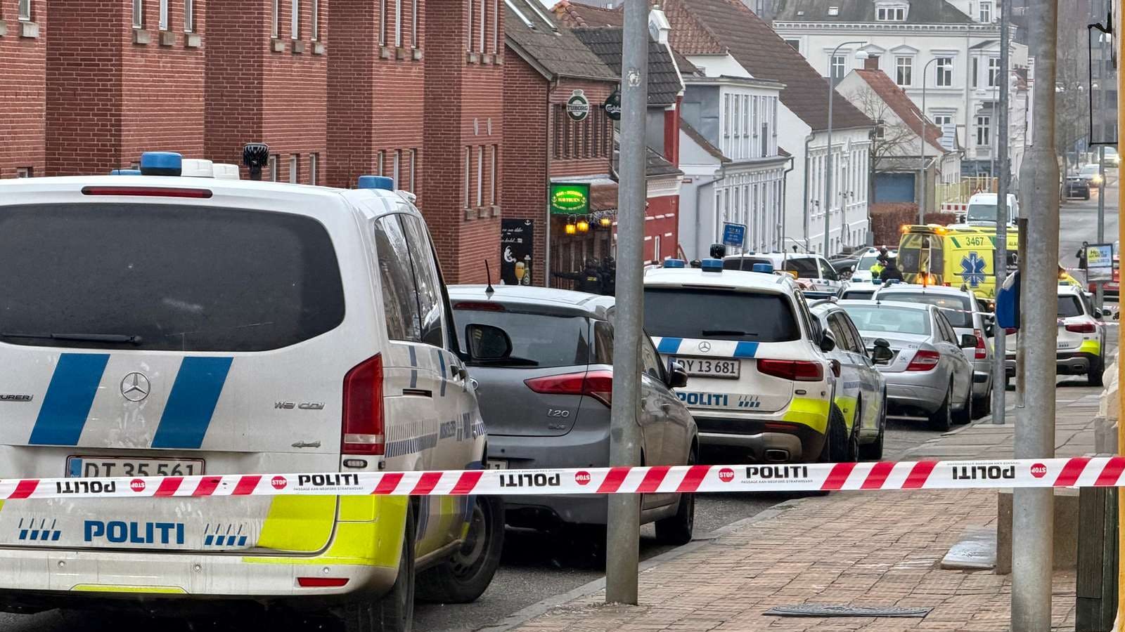 Betjente har været til stede siden tirsdag aften i forbindelse med en aktion mod en specifik adresse, hvor en person forsøges anholdt.