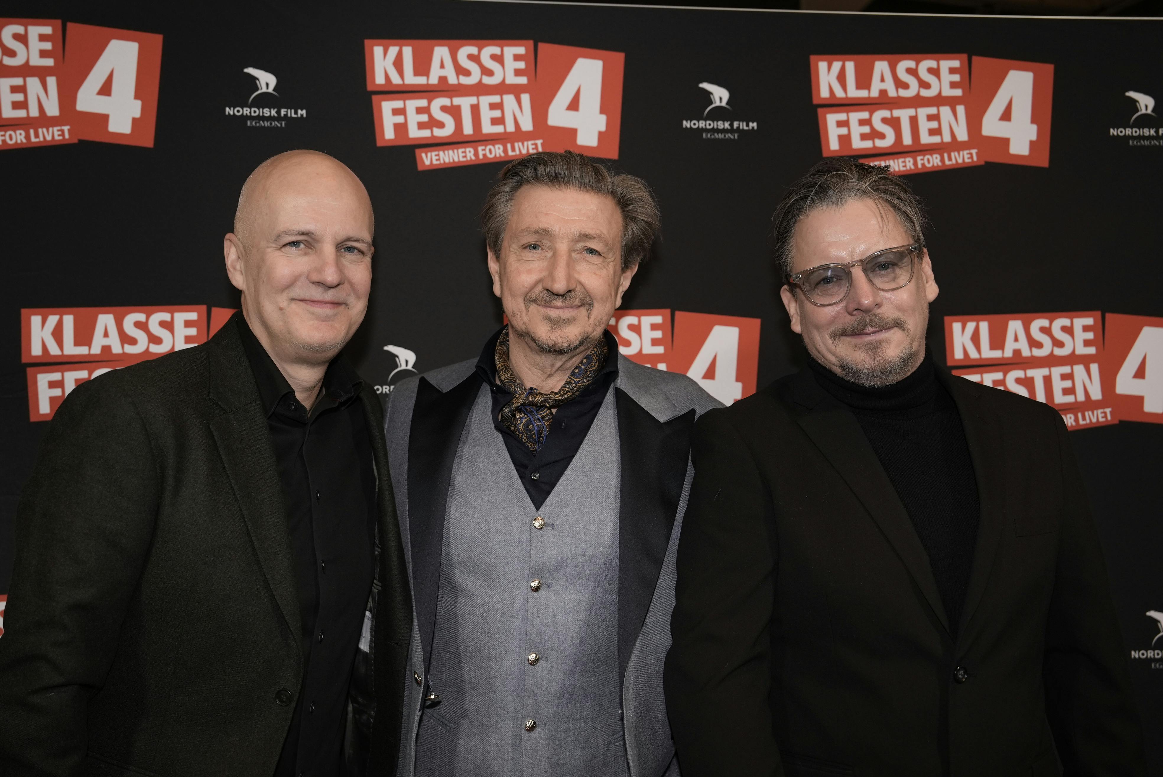 Troels Lyby, Nicolaj Kopernikus og Anders W. Berthelsen slår sig endnu en gang løs i den fjerde "Klassefesten"-film. Og til gallapremieren er de naturligvis i deres stiveste puds.