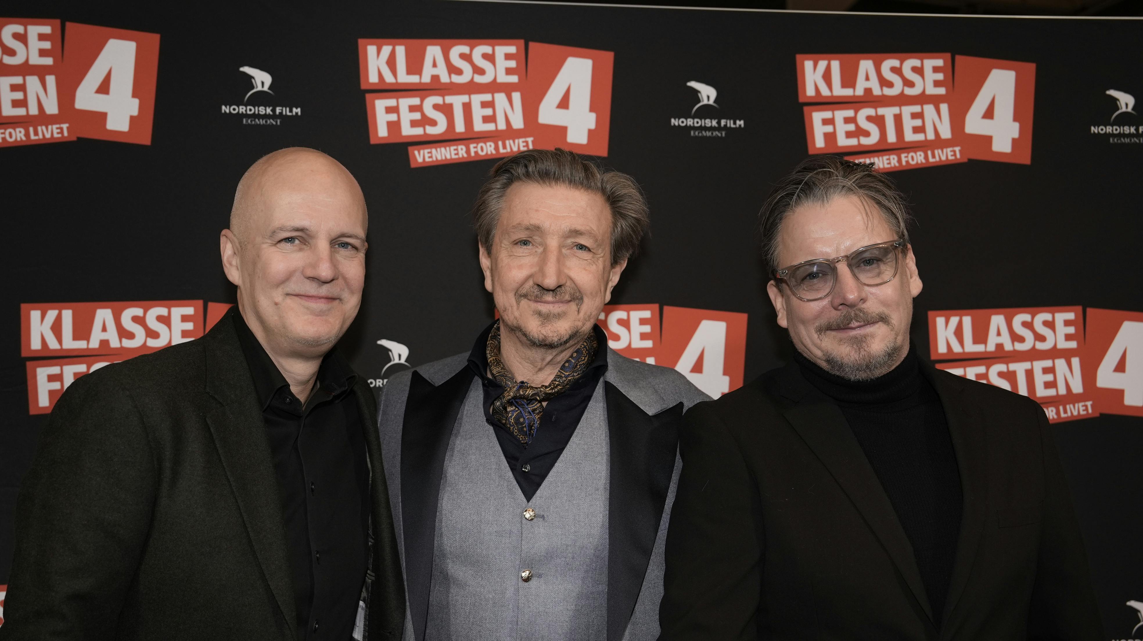 Troels Lyby, Nicolaj Kopernikus og Anders W. Berthelsen slår sig endnu en gang løs i den fjerde "Klassefesten"-film. Og til gallapremieren er de naturligvis i deres stiveste puds.