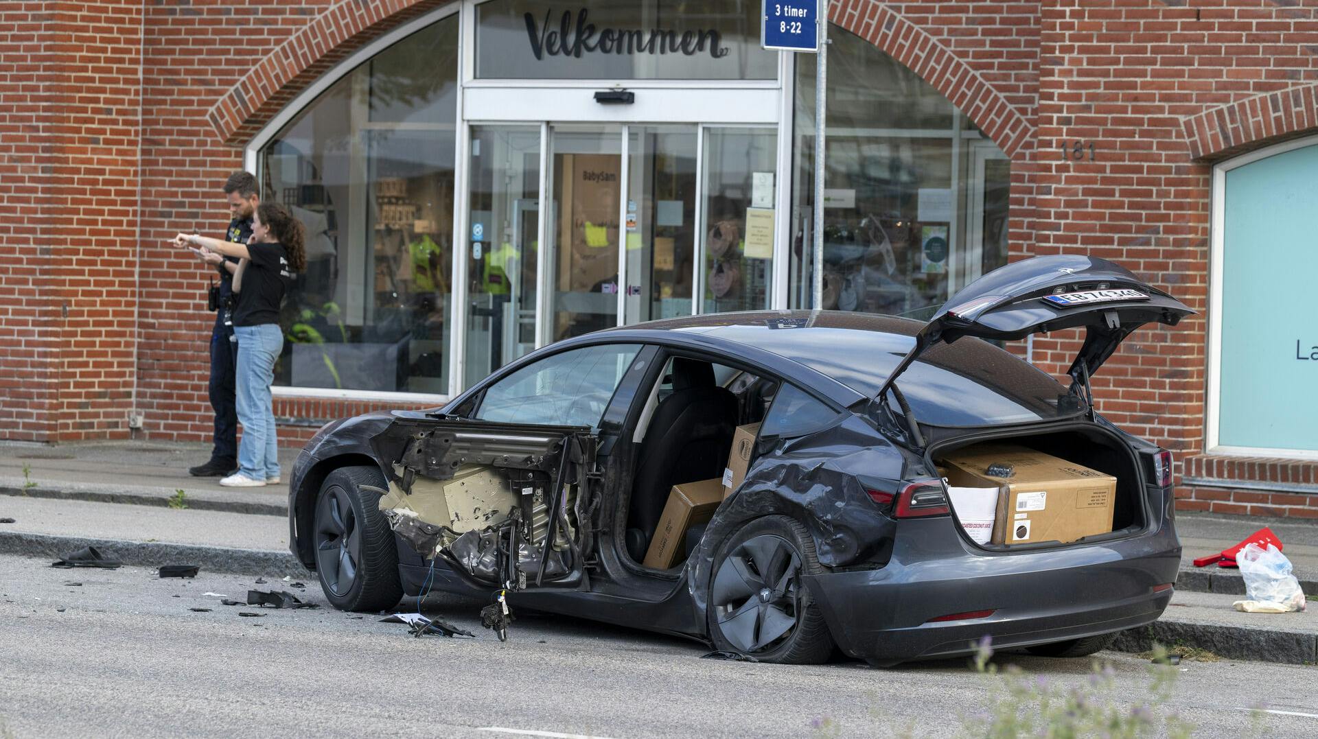 Den kommende bedstefar ville overraske sin søn og svigerdatter med en barnevogn. Men da de var i gang med at lægge den ind i bilen, skete tragedien.