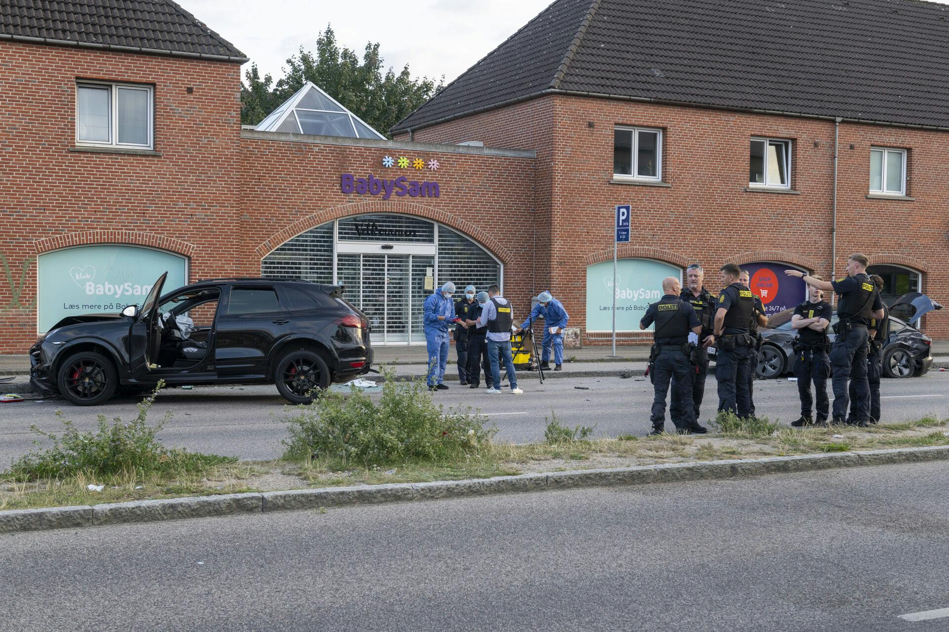 Den 65-årige mand døde i august 2025, da han blev påkørt i høj fart af en vanvidsbilist i en sort Porsche Cayenne her uden for BabySam her på Roskildevej 181 i Valby.