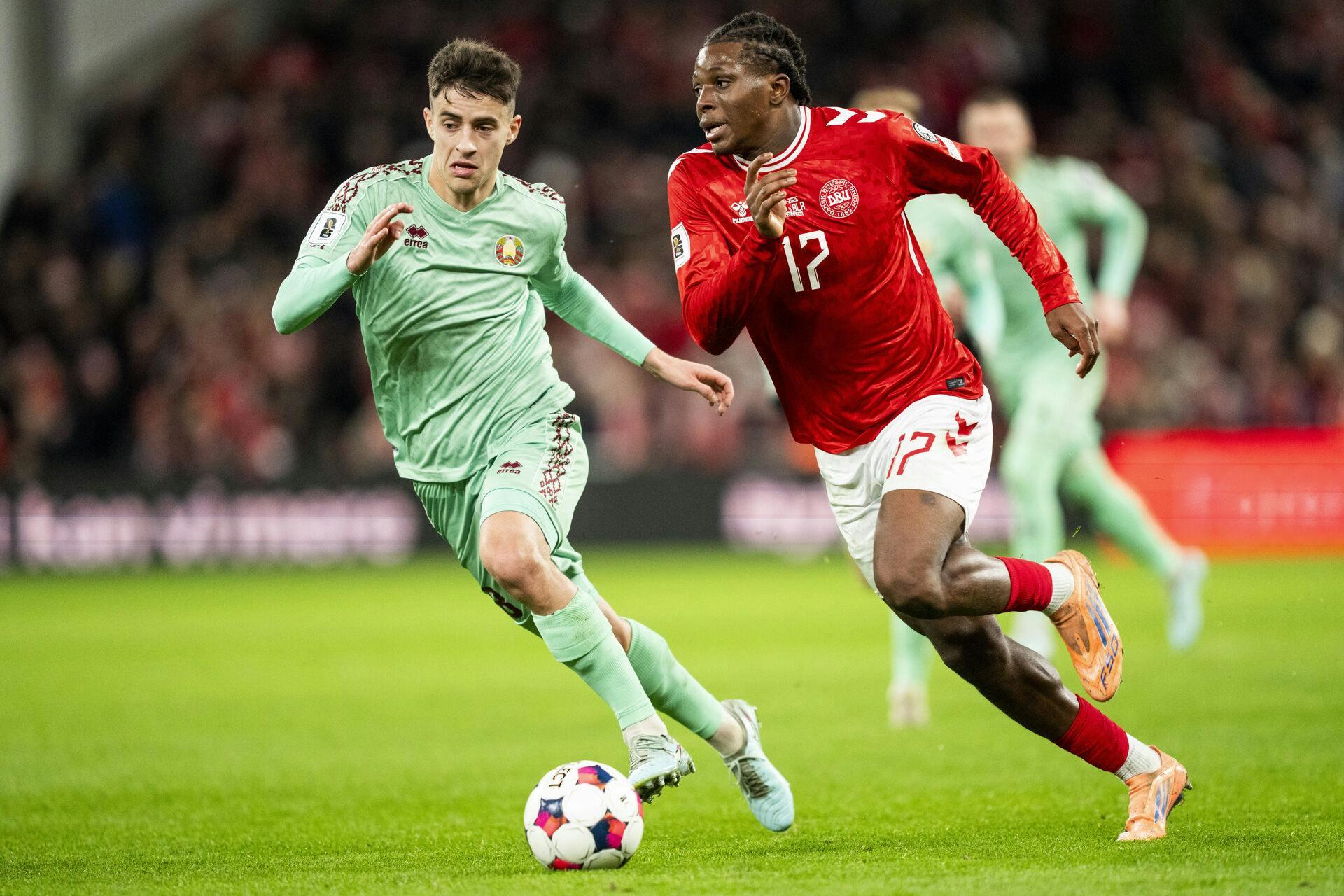 Patrick Dorgu kommer ikke i aktion mod Nordmakedonien i marts. Det fortæller landstræner Brian Riemer.