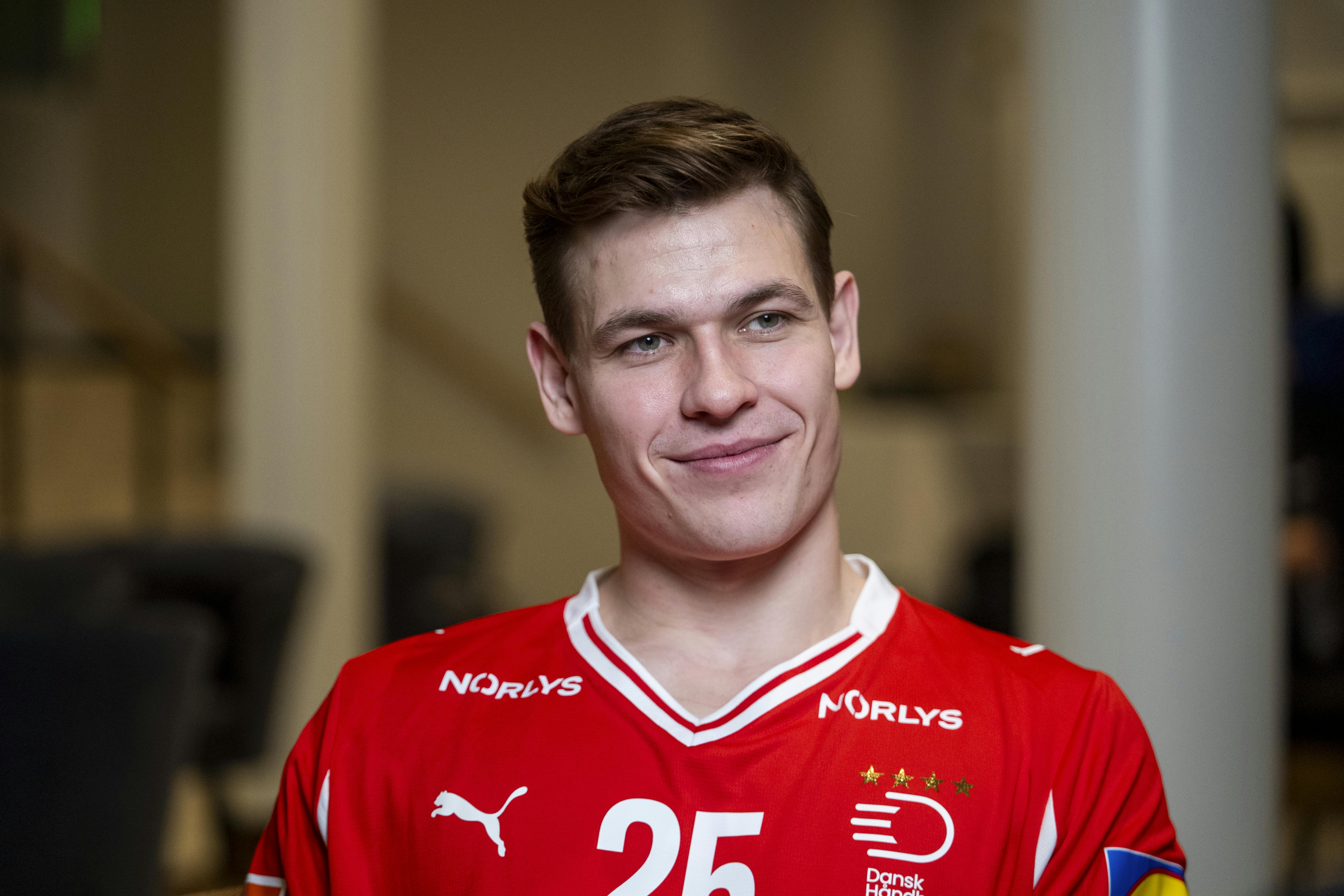 Lukas Jørgensen håbede på at kunne kigge forbi Jyske Bank Boxen som tilskuer efter operationen. Og det kommer også til at ske! Den danske stjerne kører nemlig til Herning sammen med kæresten til fredagens semifinale.